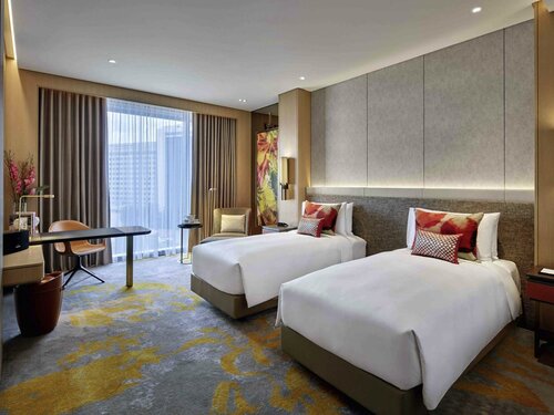 FAMILY ROOM, 1 King Bed and 2 Single Beds в Sofitel Singapore City Centre