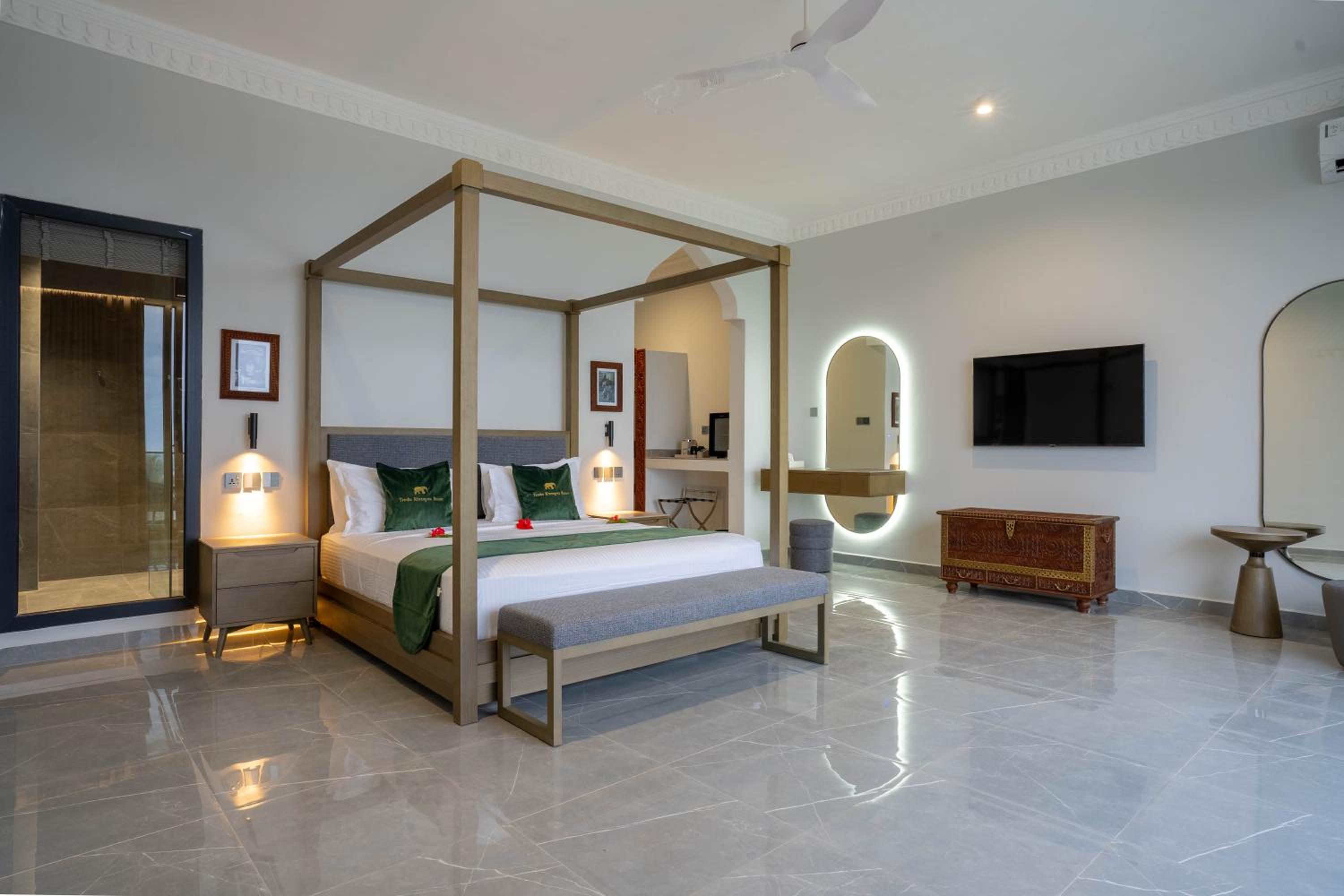 Suite with Balcony Pool View & Sea View