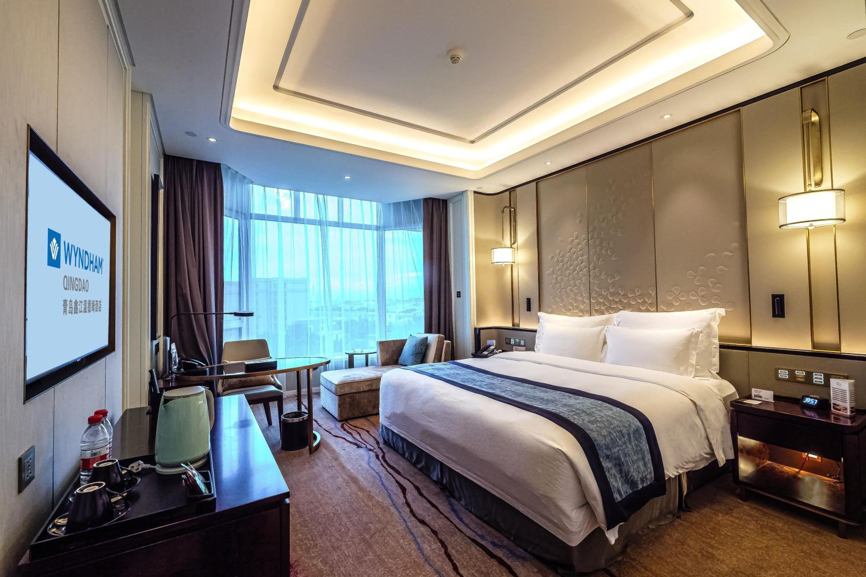 Deluxe King Room with Garden View