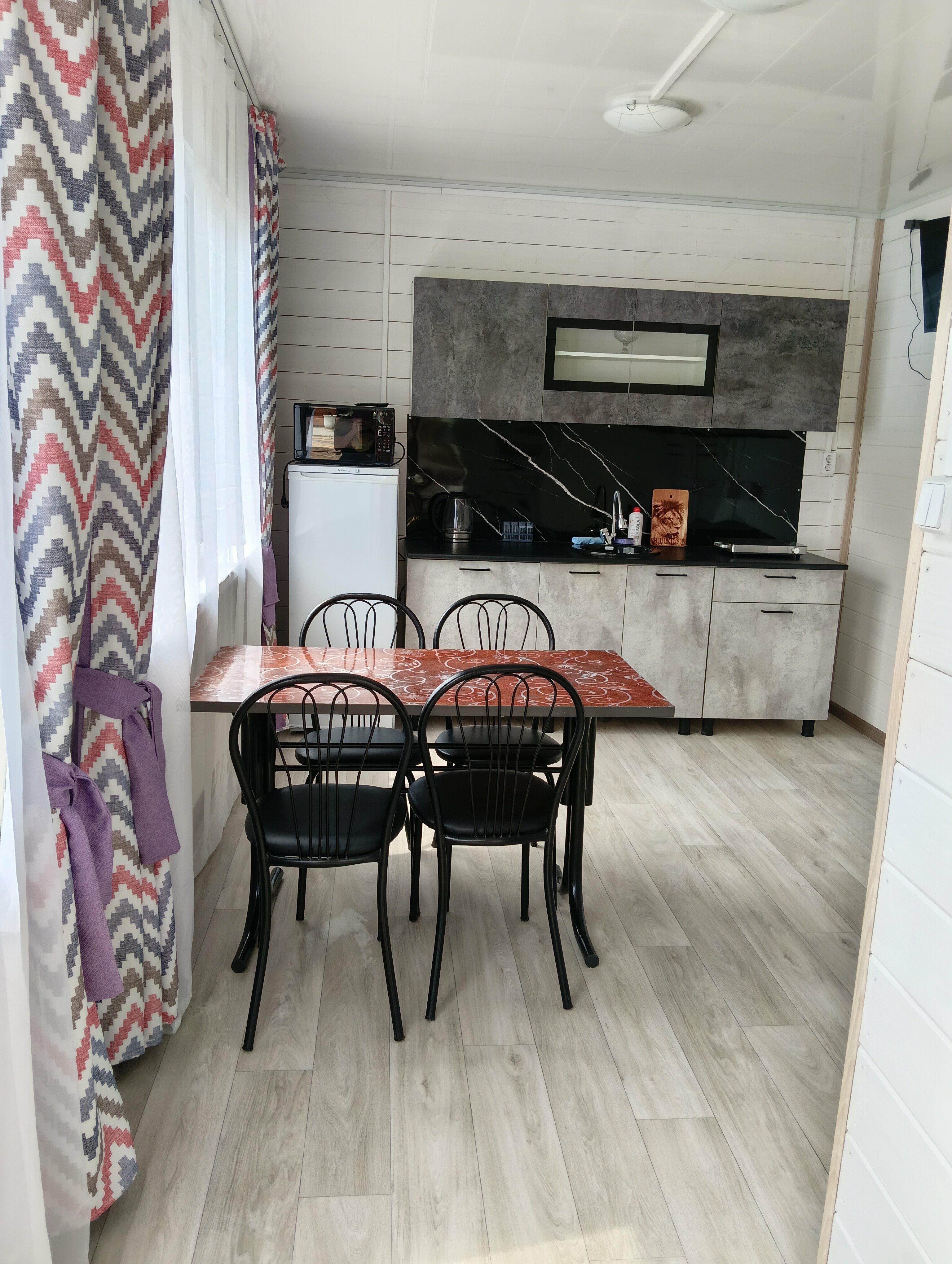 благоустроенный 4-х местный домик со своей кухней и с.узлом