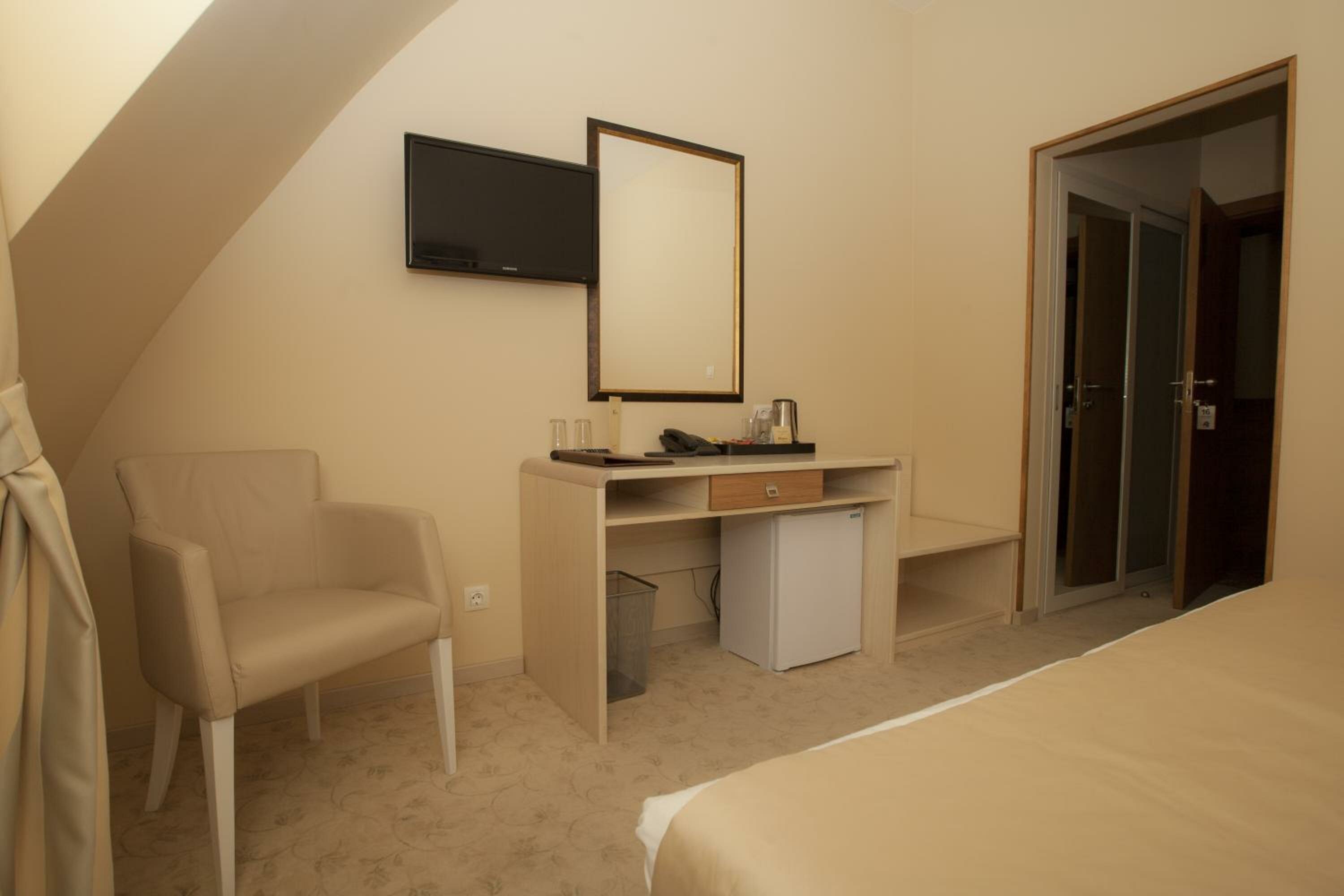 Double or Twin Room with Mountain View