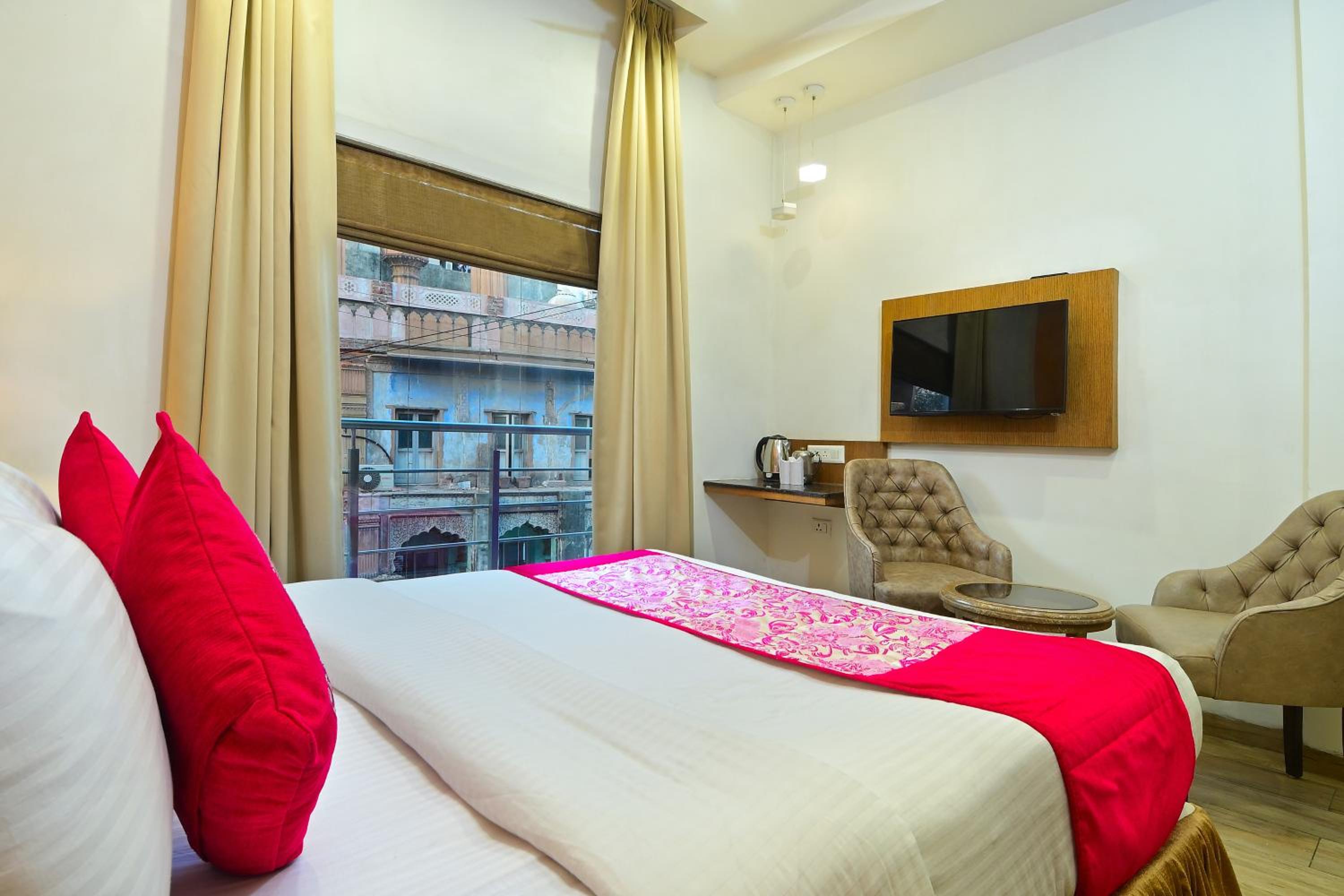 Gold Compact Room