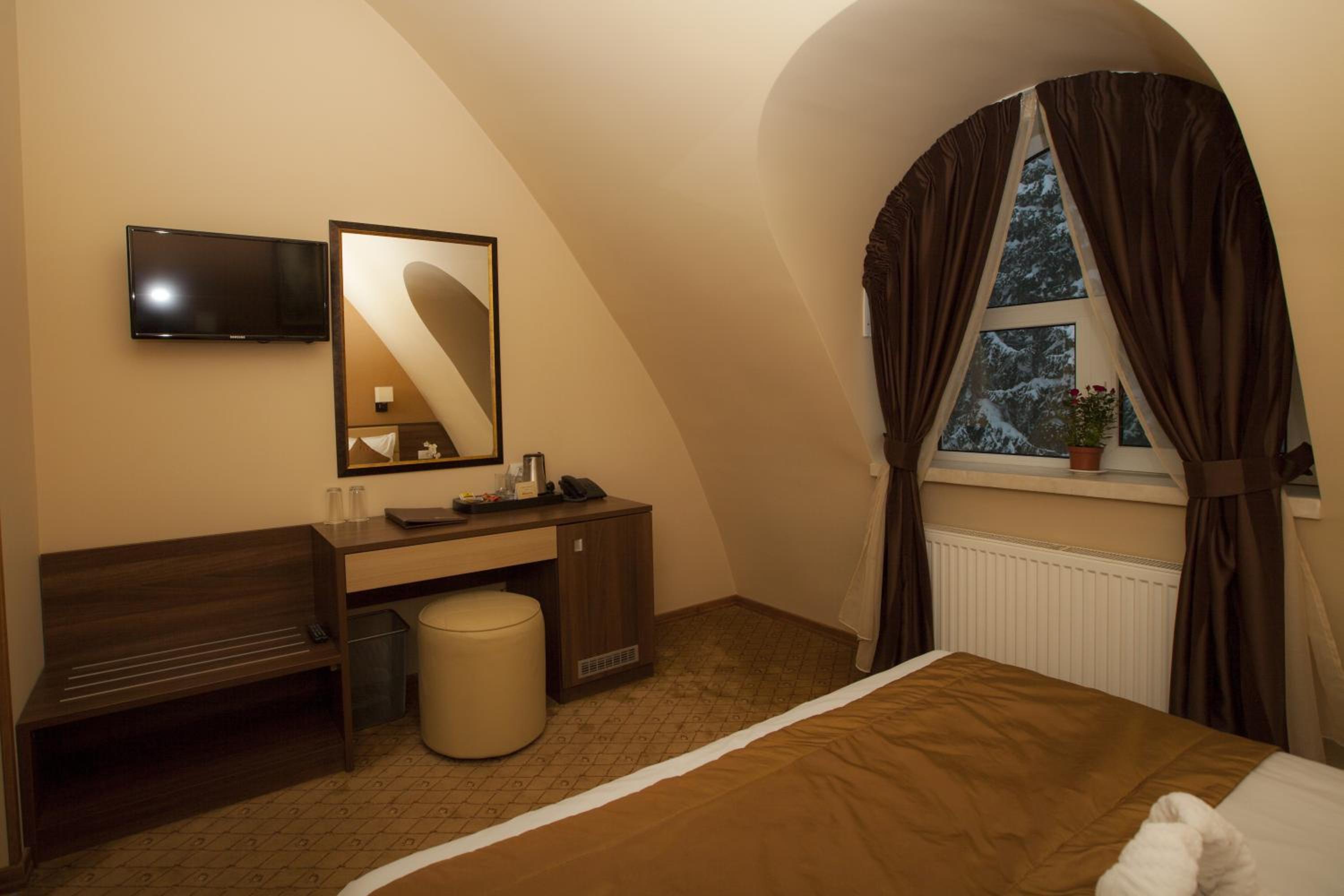 Economy Double Room with Mountain View