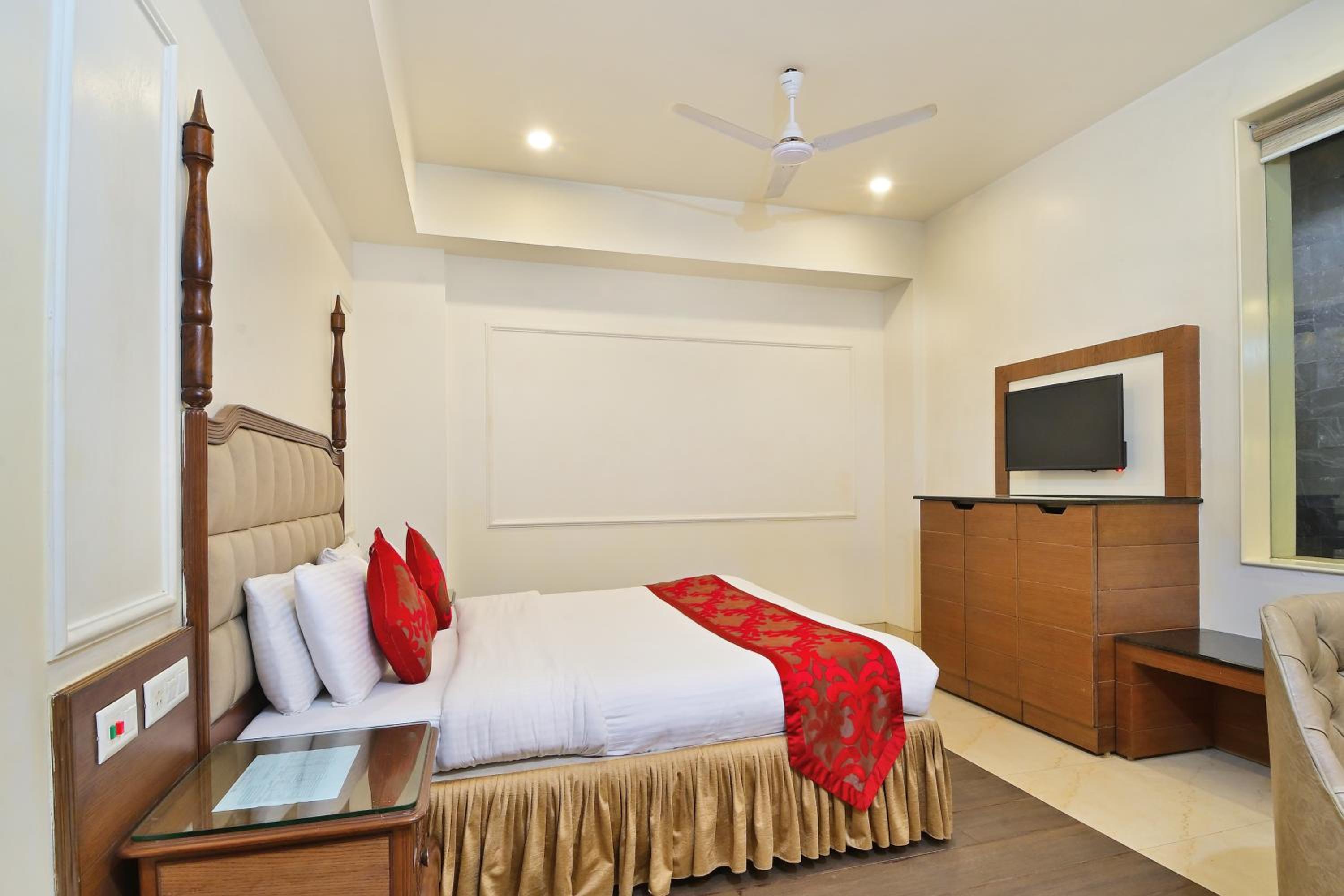 Suite Room With Bathtub