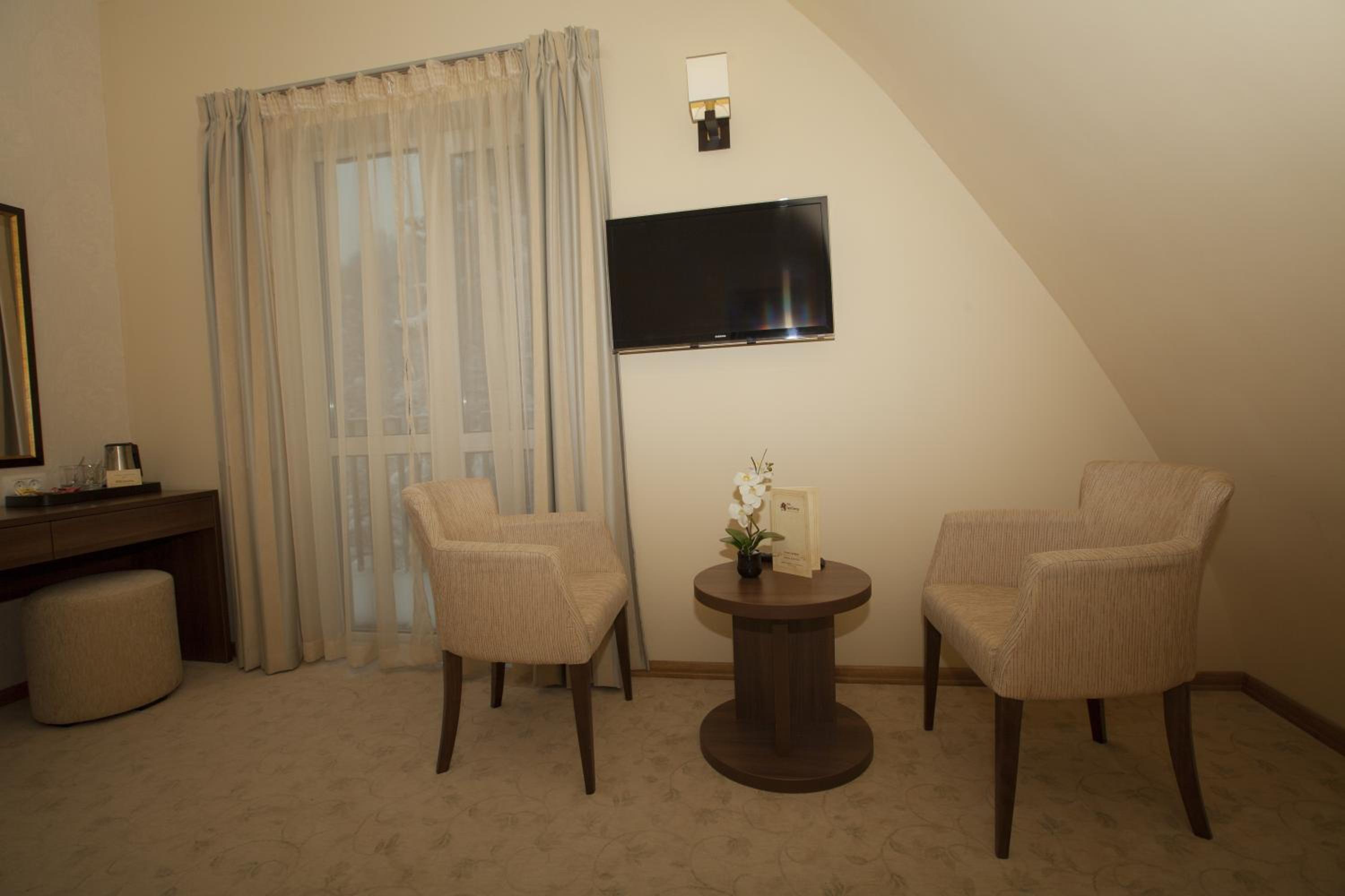 Deluxe Suite with Mountain View