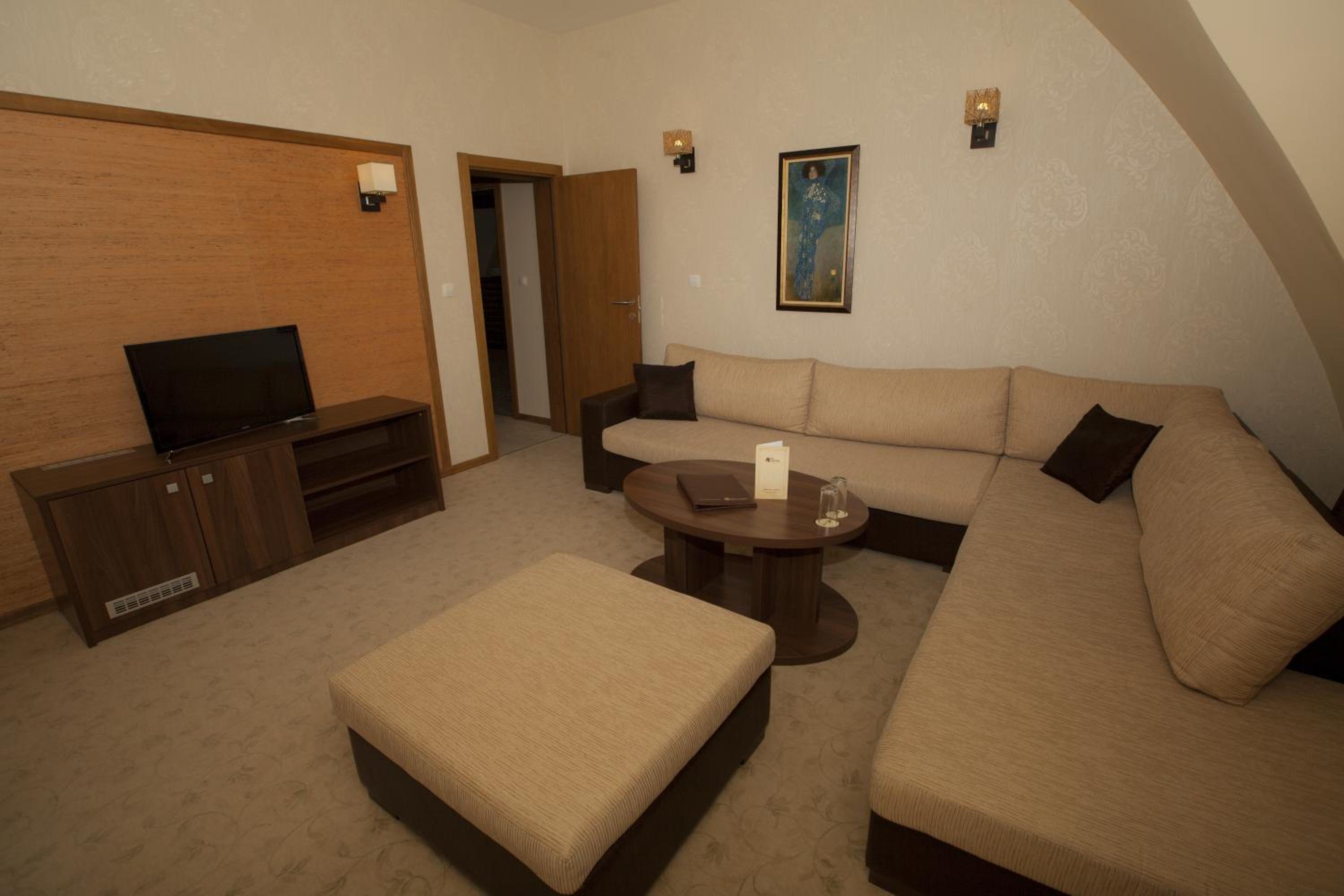 Deluxe Suite with Mountain View