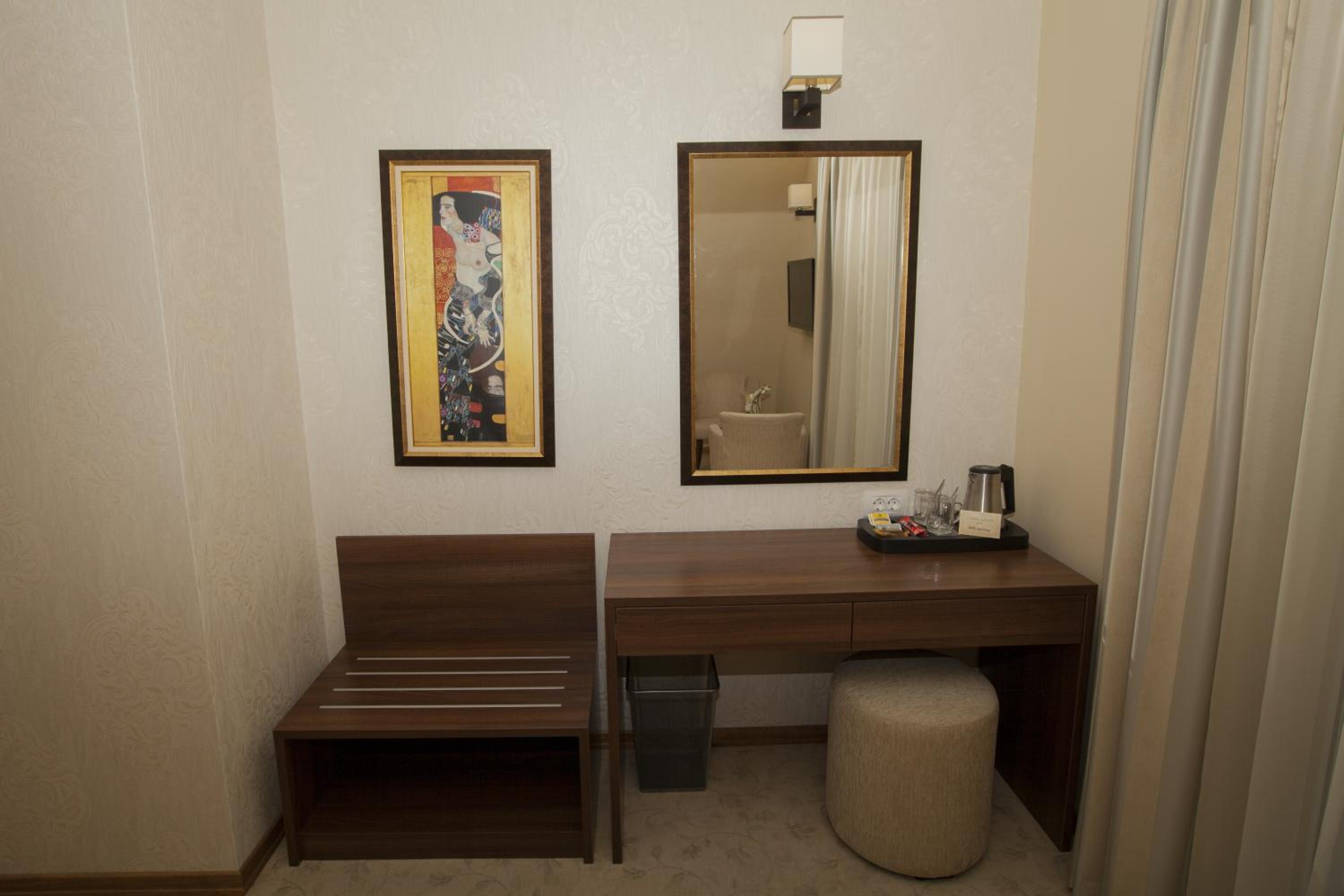 Deluxe Suite with Mountain View
