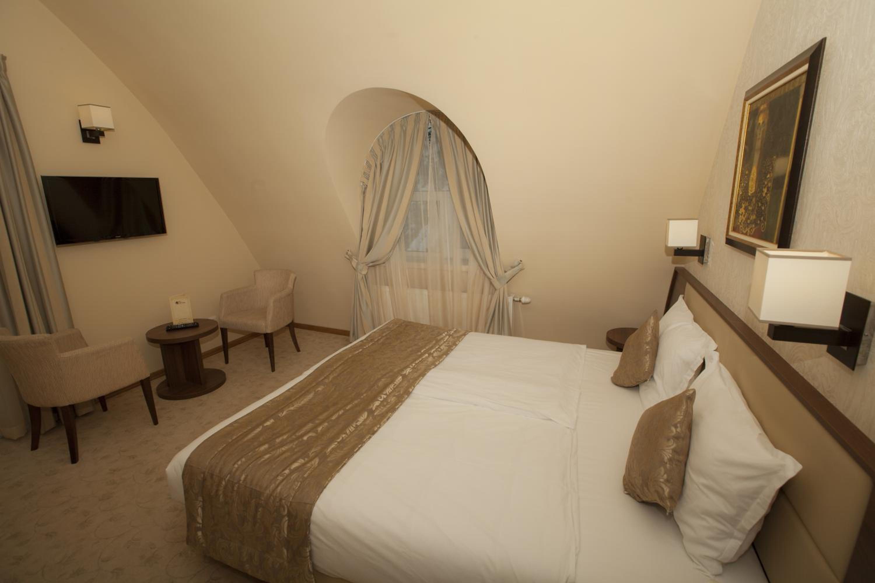 Deluxe Suite with Mountain View