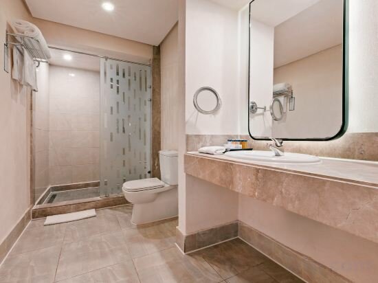Executive Swim Up Room