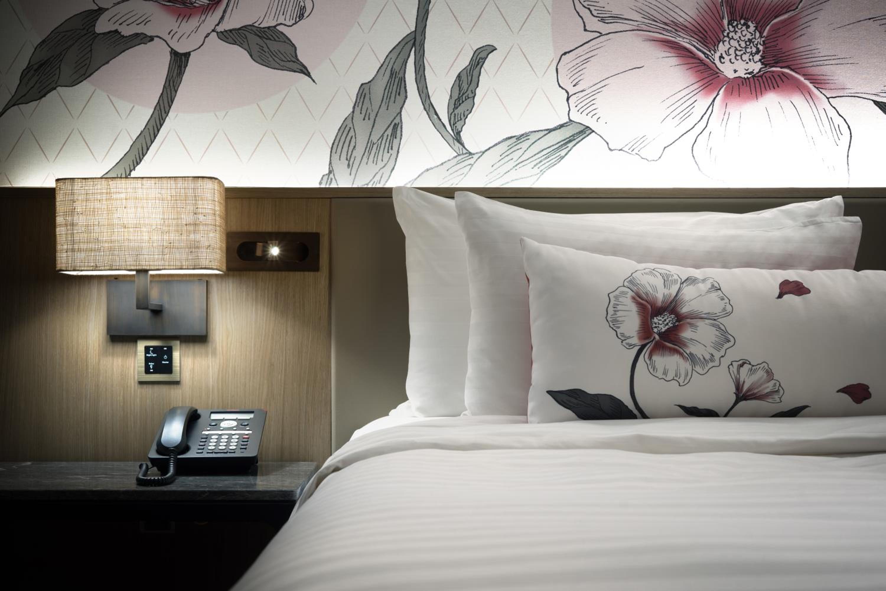 1 Bedroom Corner Suite - Roselle Suite