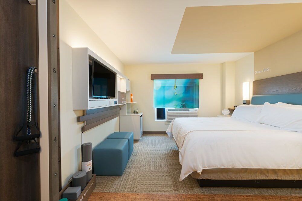 Newly Renovated 1 Queen Bed Standard Walk-In Shower