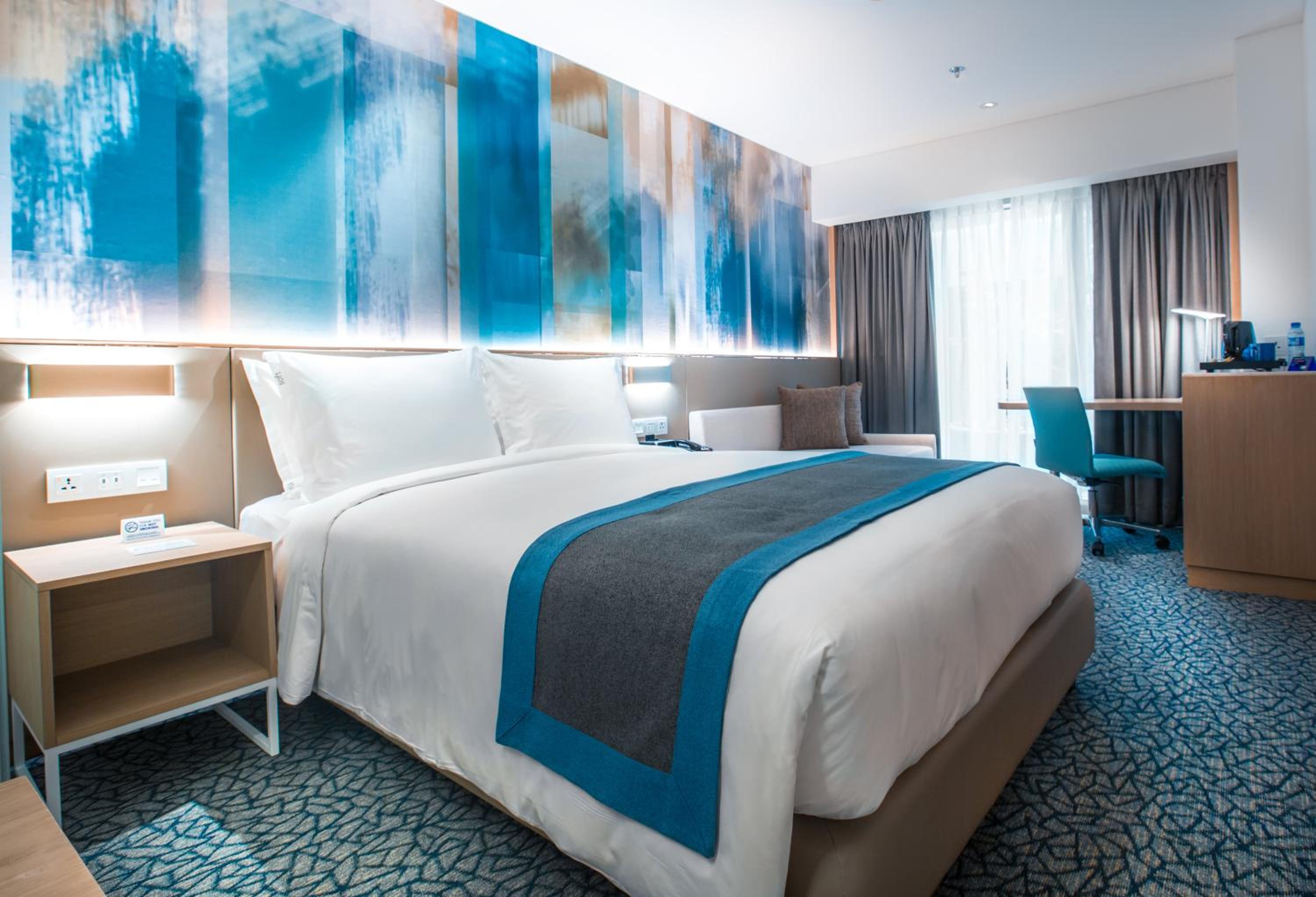 Standard Queen Room with Sofa Bed and Airport View