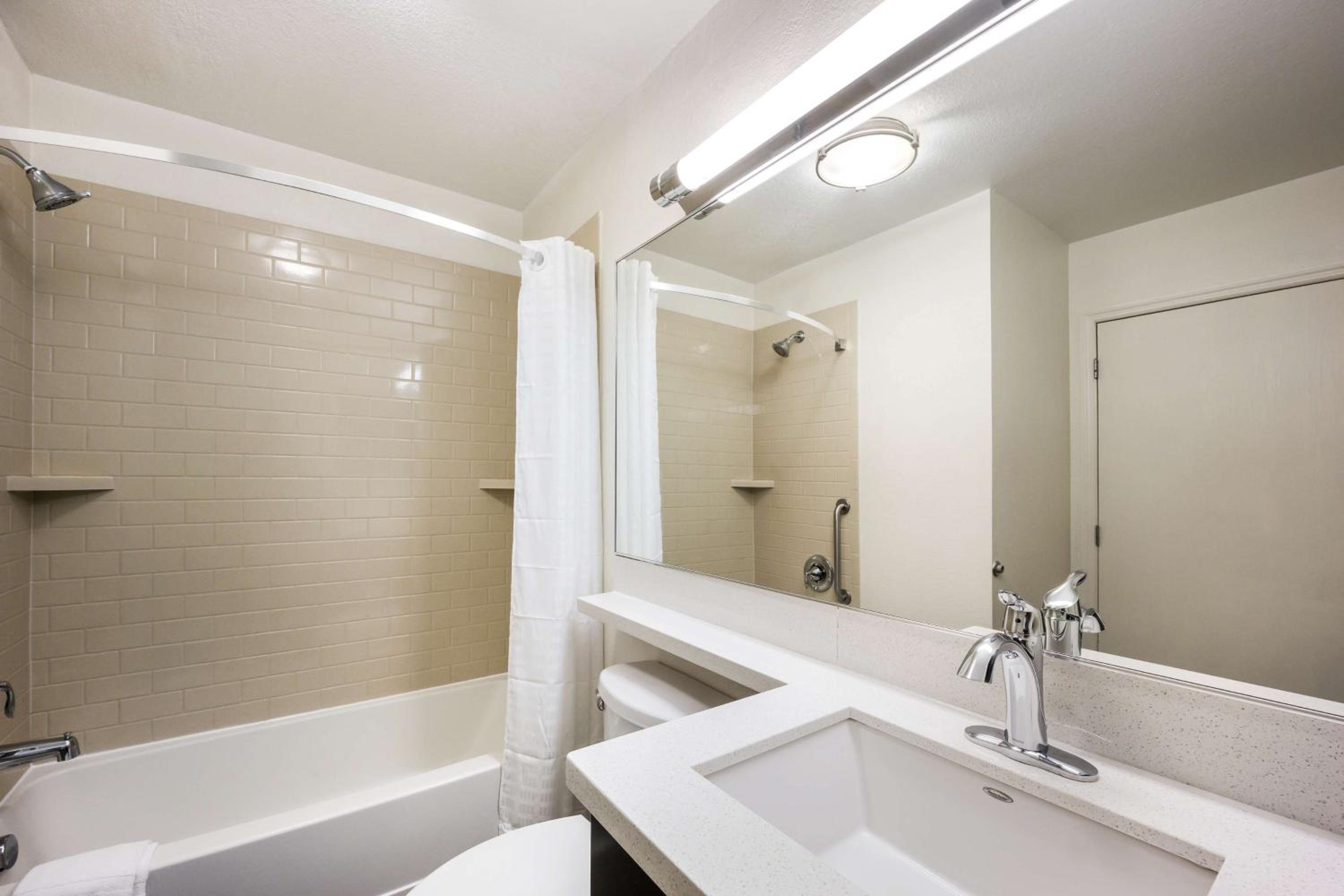 One-Bedroom Queen Suite