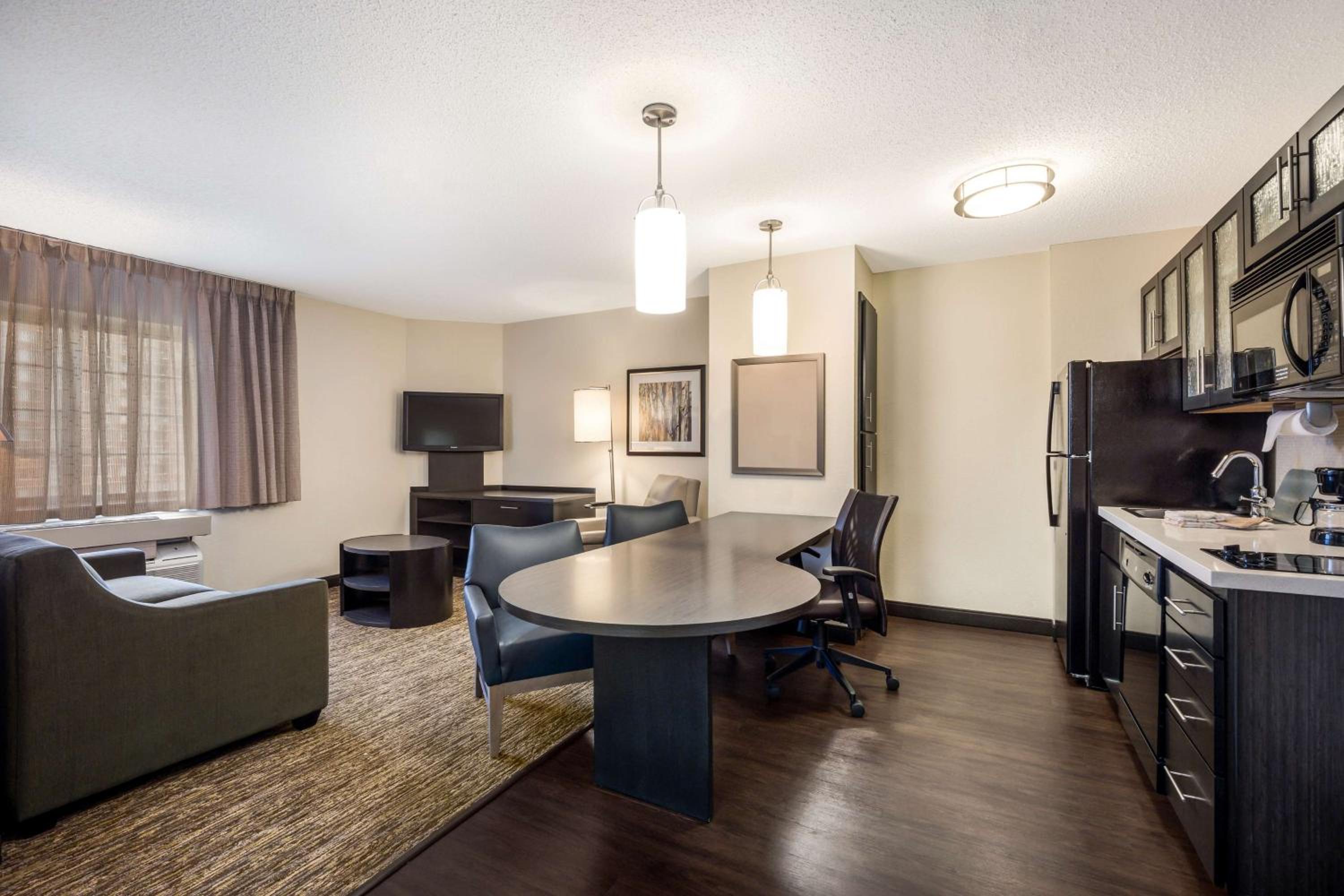 One-Bedroom Queen Suite