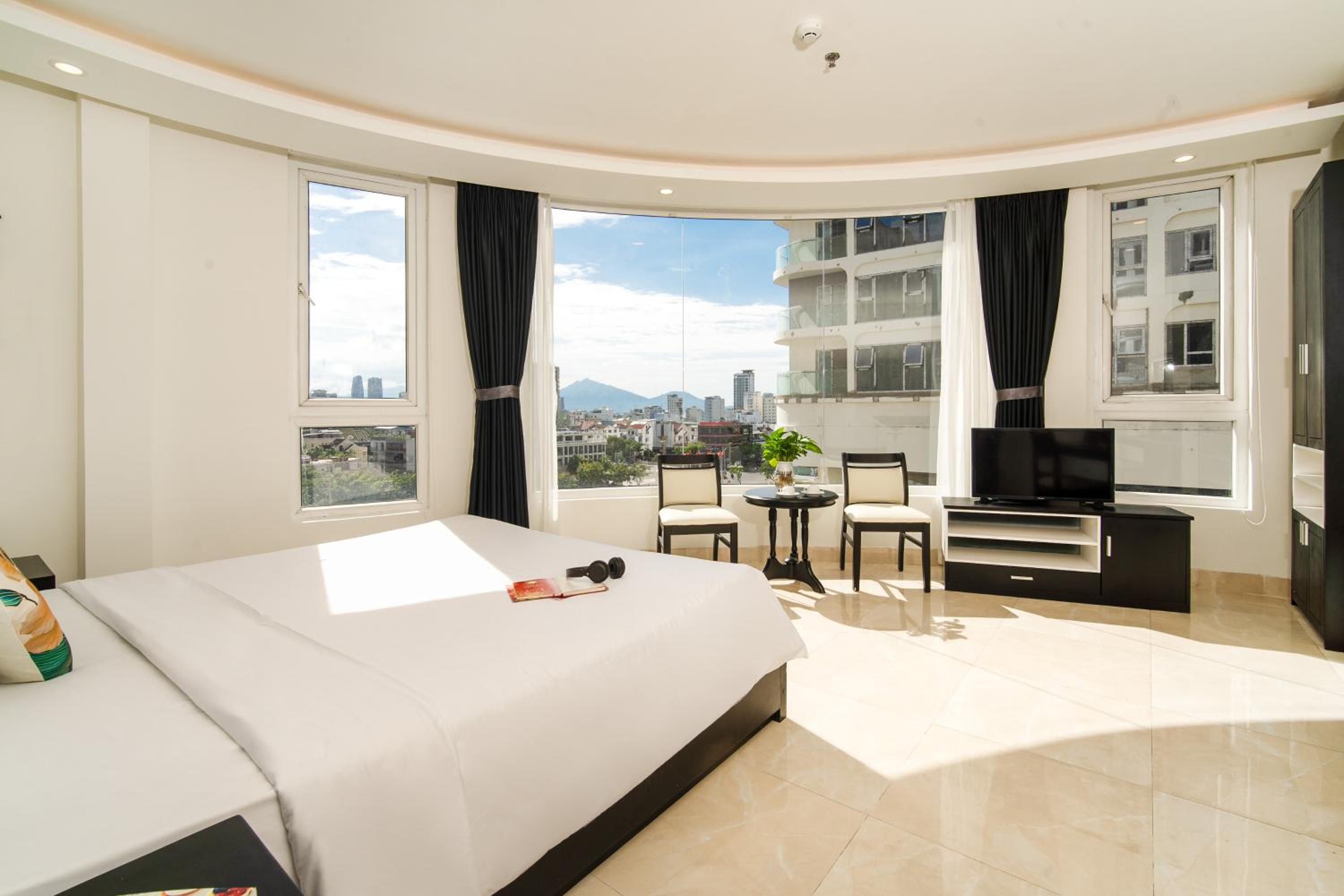 Deluxe King Room - City View