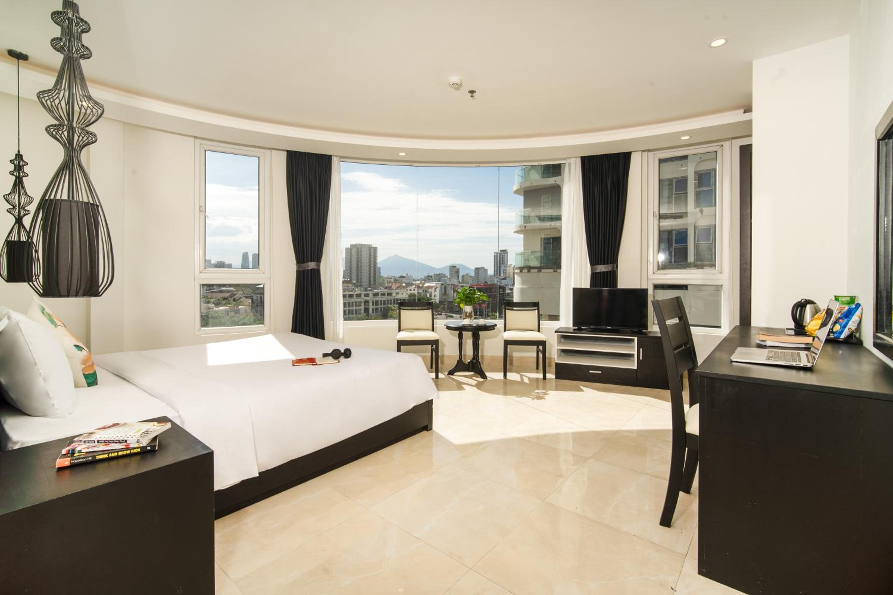 Deluxe King Room - City View