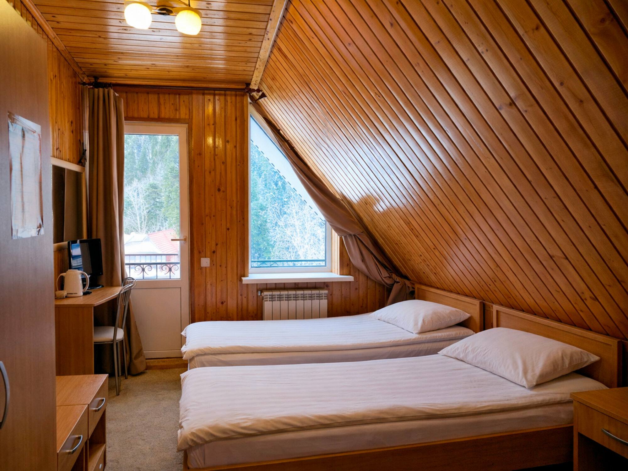 Стандарт мансардный с видовым балконом (две раздельные кровати)