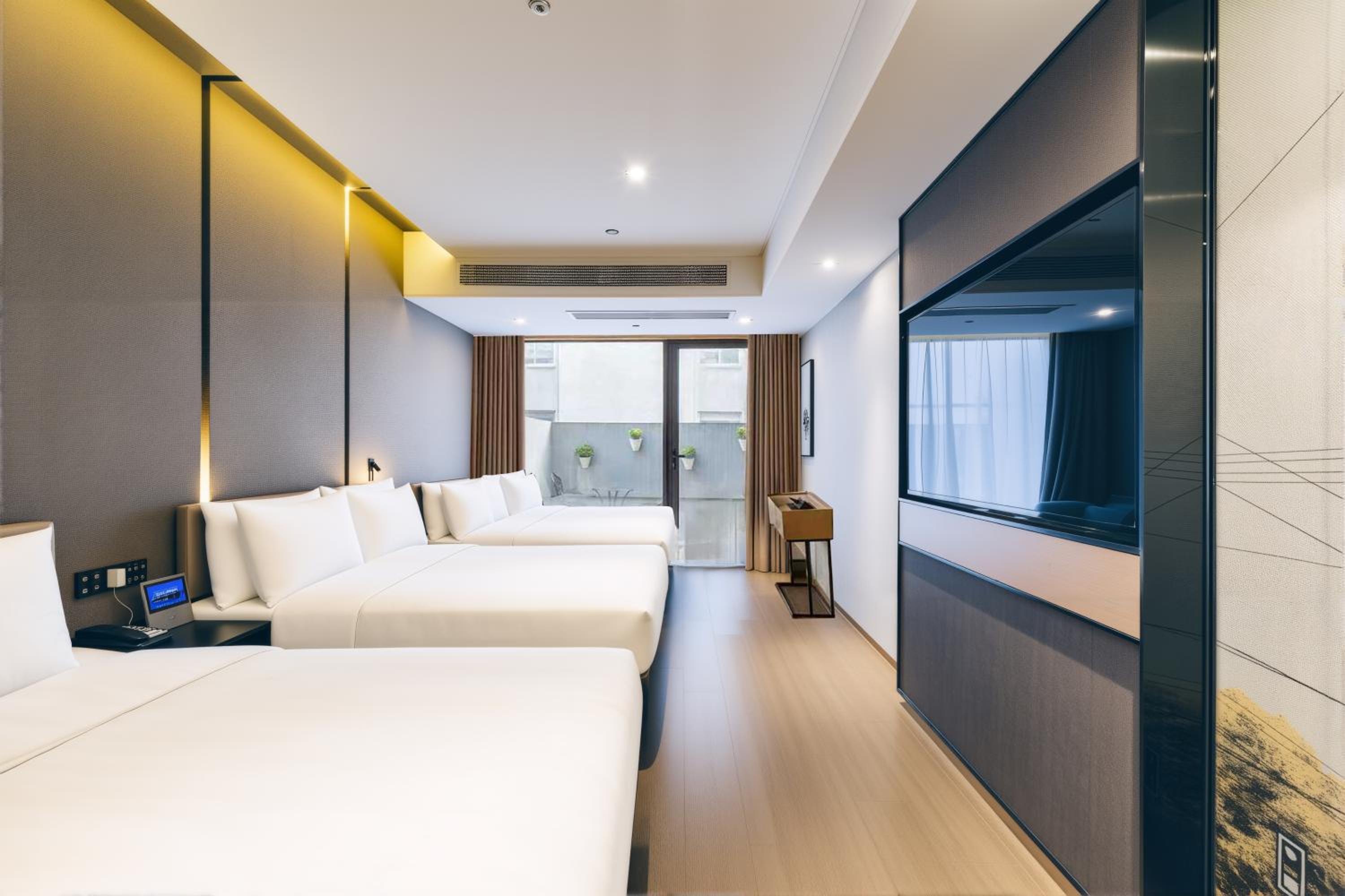 Enjoy a balcony family room -three-bed room