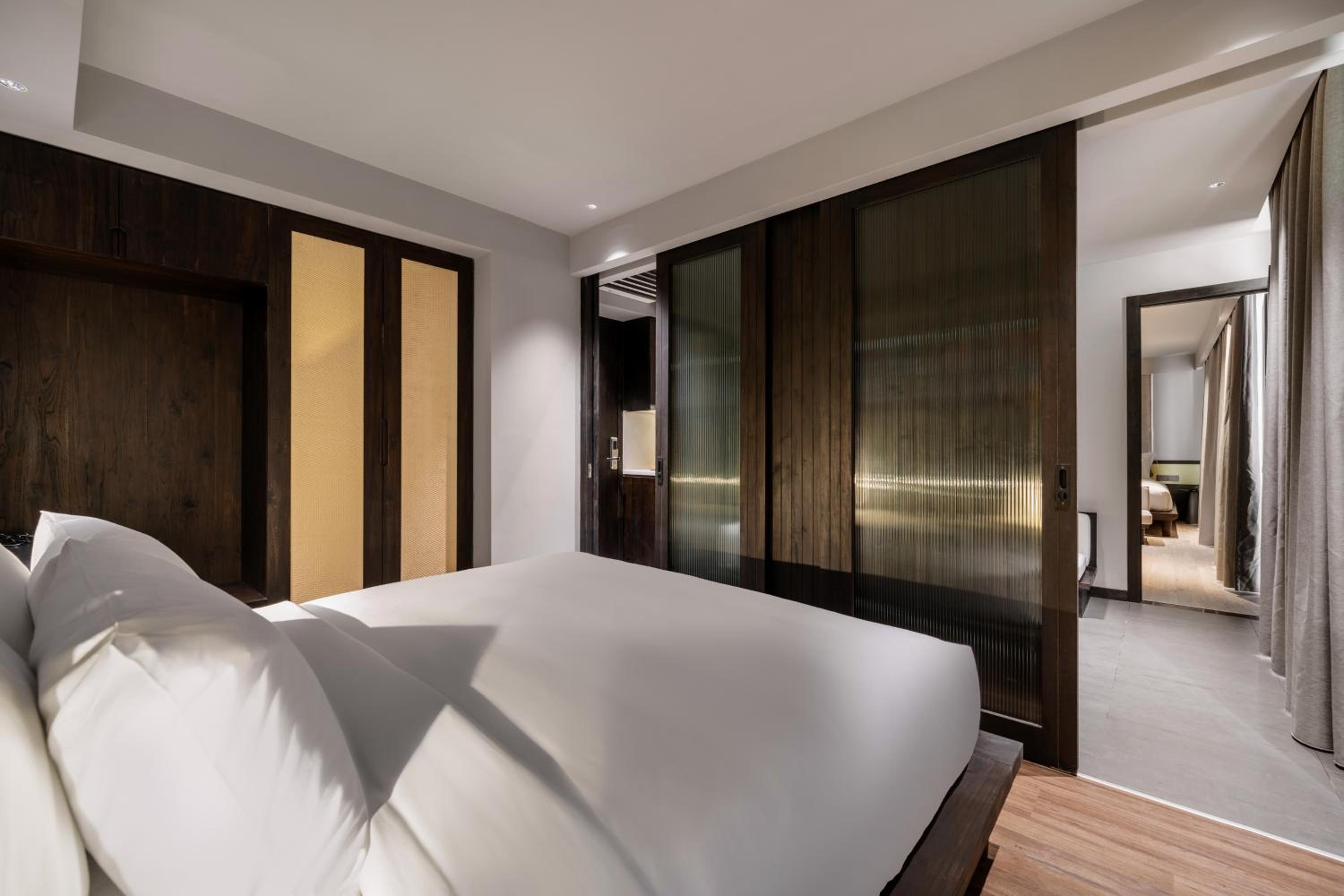 Two-Bedroom Deluxe Apartment with Bathtub