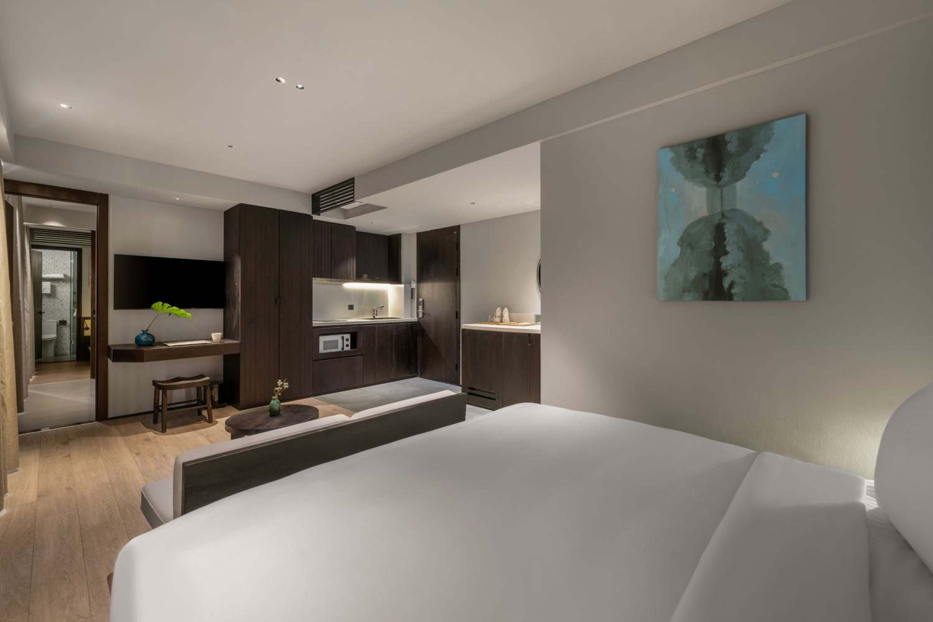 Two-Bedroom Deluxe Apartment with Bathtub