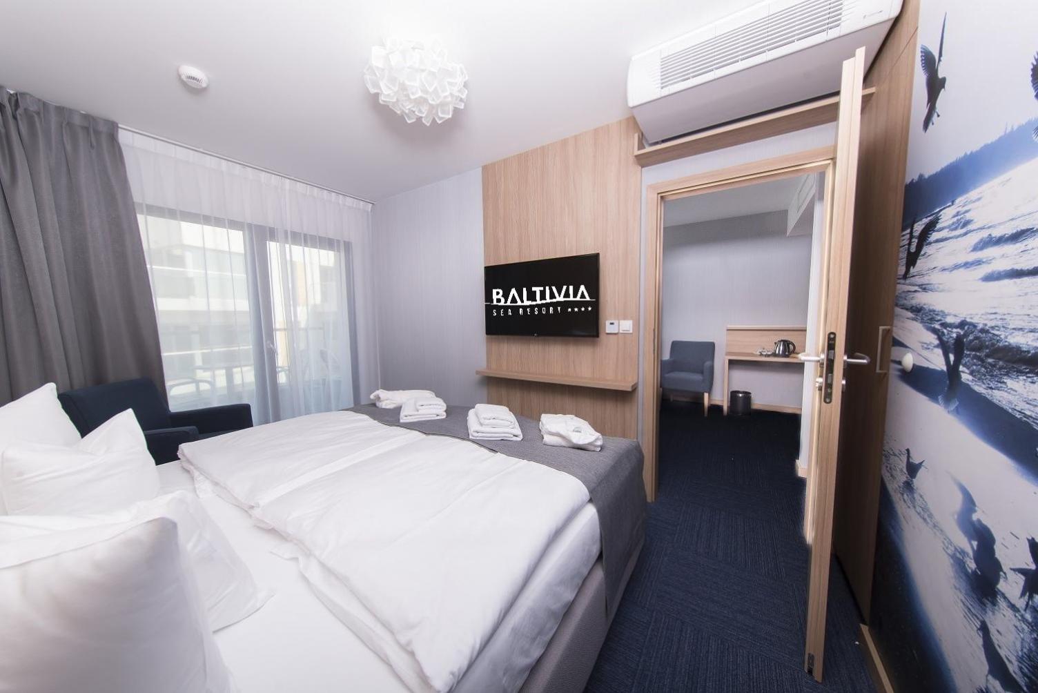 One-Bedroom Suite with Side Sea View