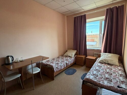 Кровать в двухместном номере (туалет, душ и кухня на этаже) для мужчин