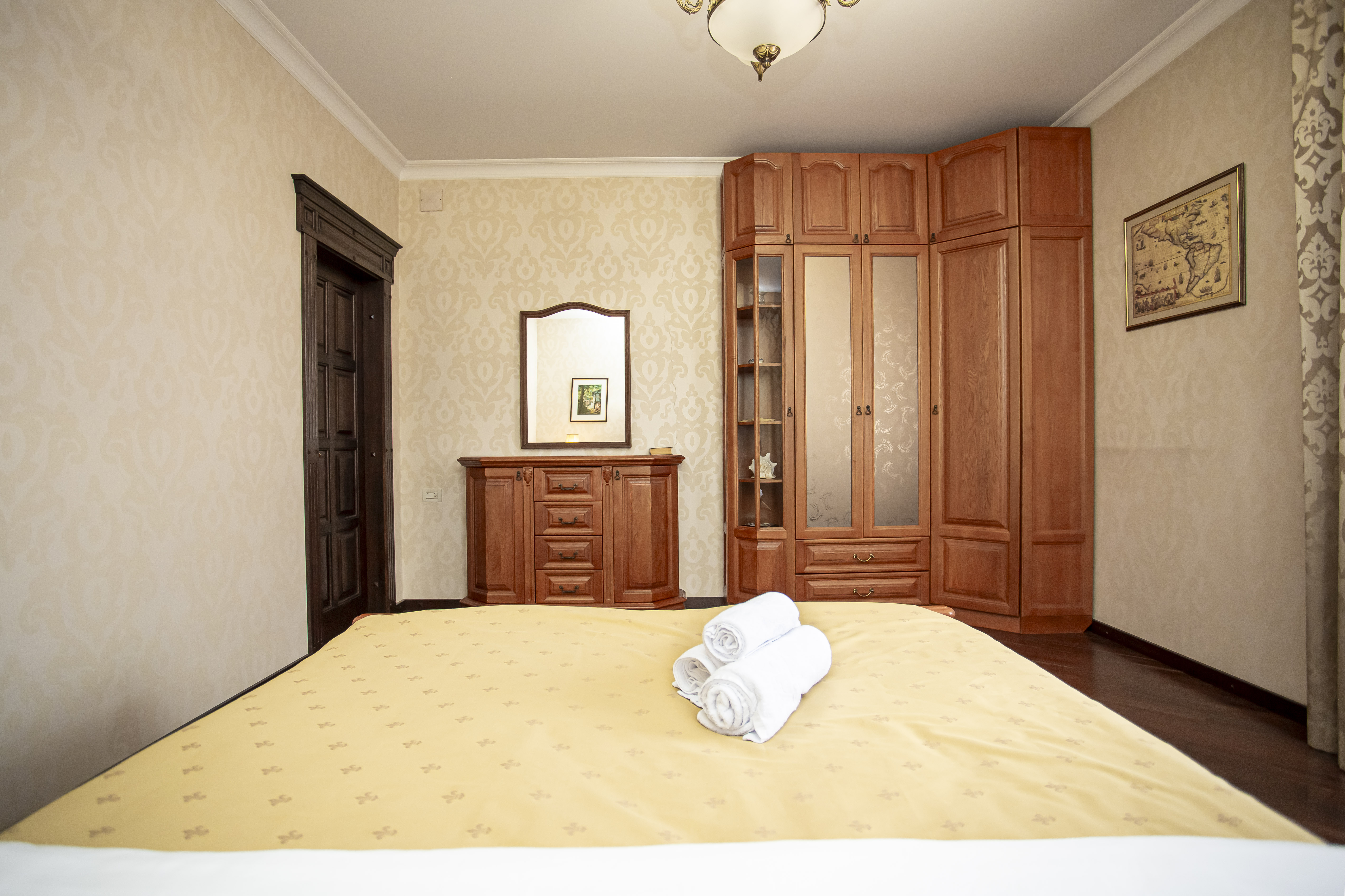 Светлая спальня с кроватью "king-size"