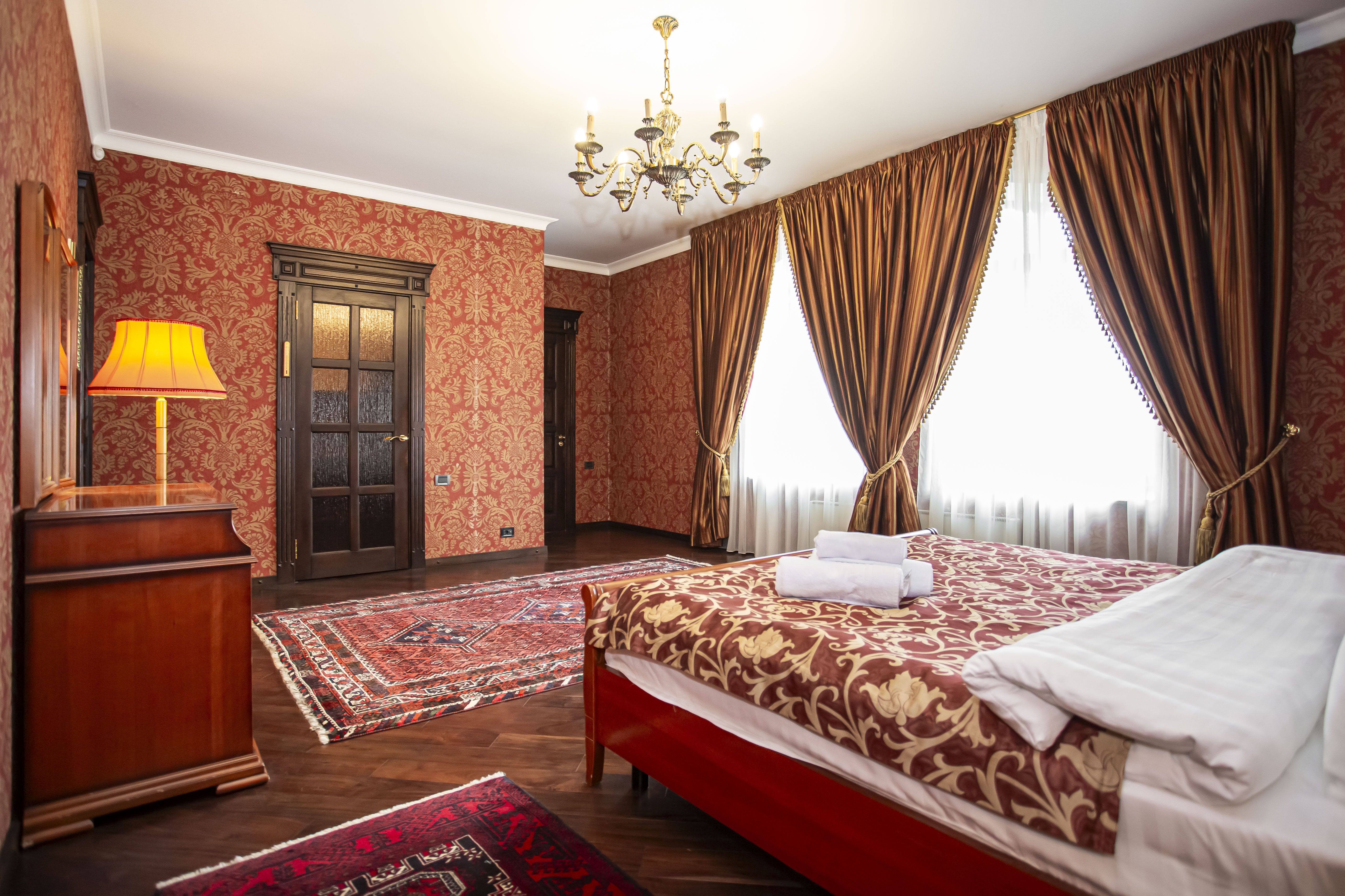 Красная спальня Делюкс с кроватью "king-size"