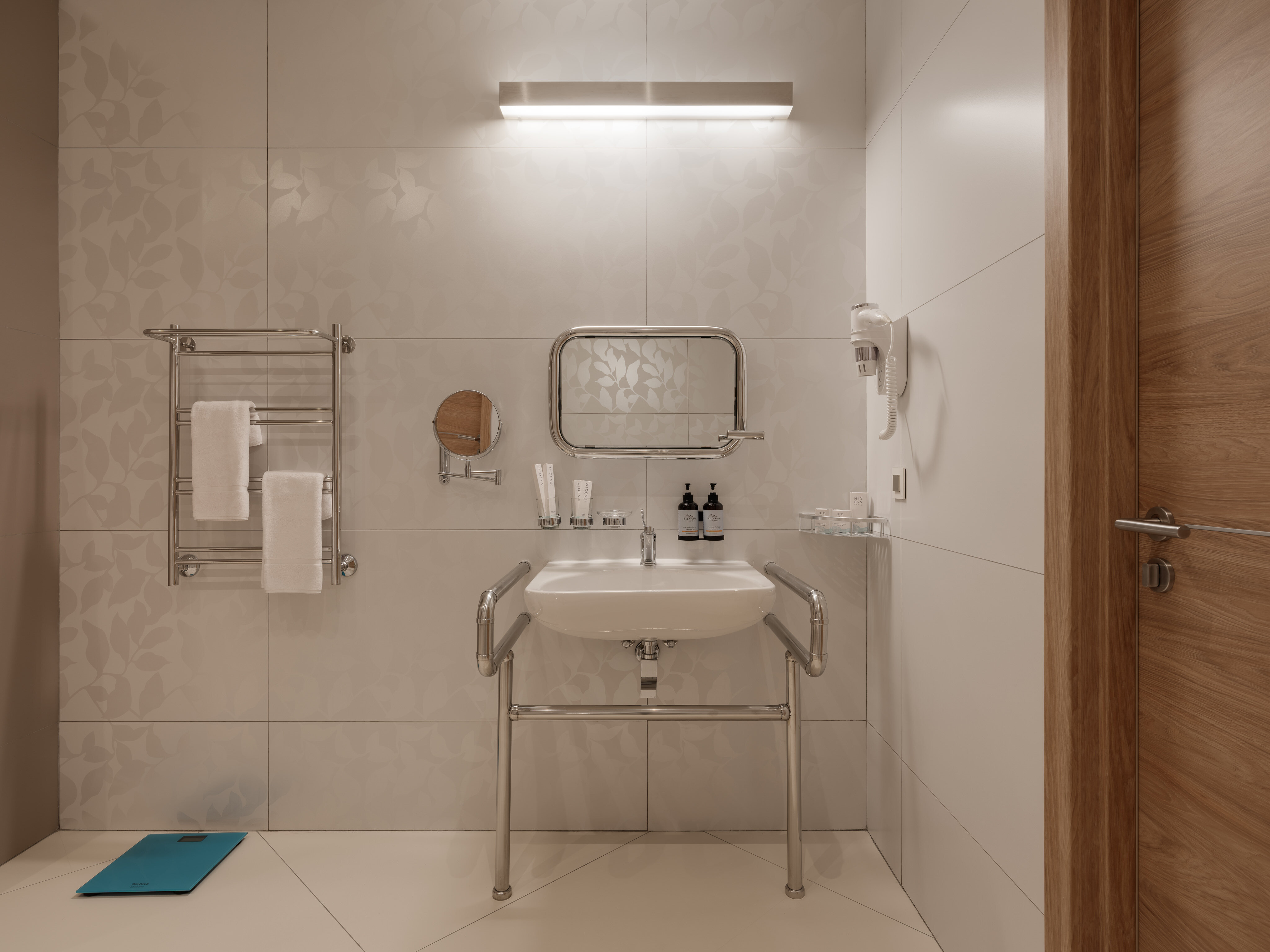 Полулюкс с одной кроватью "king-size", балкон, вид на море (для маломобильных гостей)