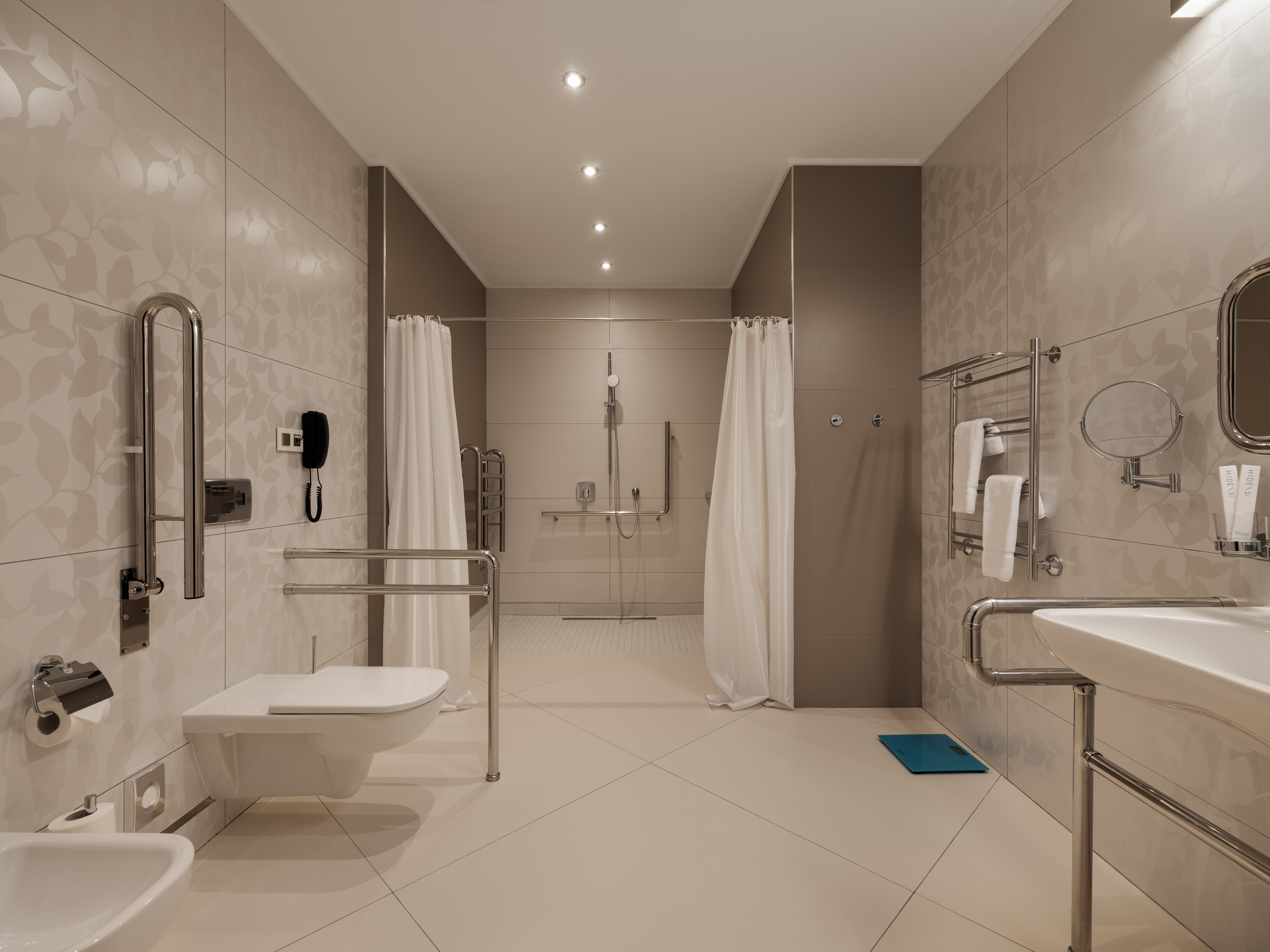 Полулюкс с одной кроватью "king-size", балкон, вид на море (для маломобильных гостей)