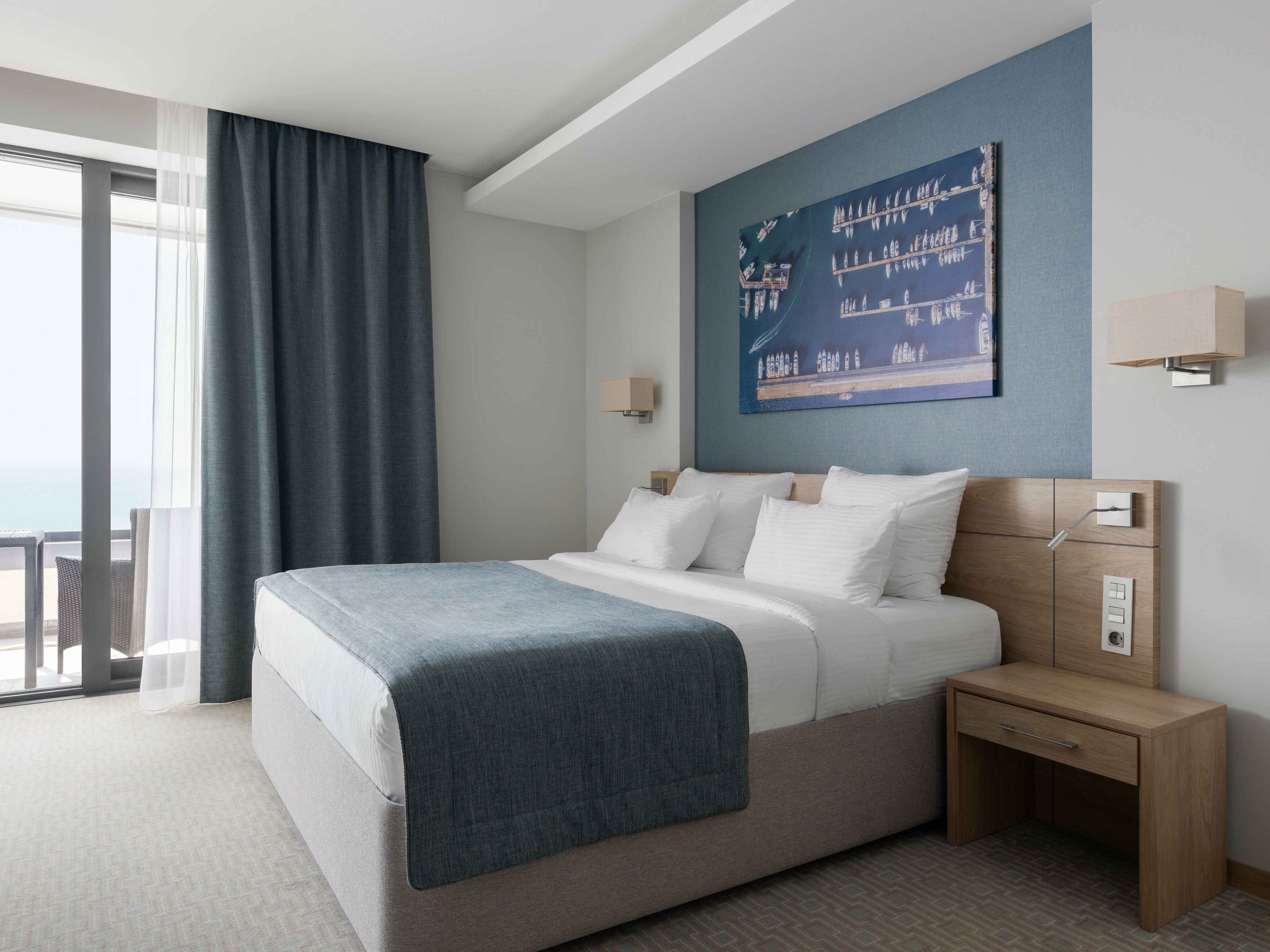 Полулюкс с одной кроватью "king-size", балкон, вид на море (для маломобильных гостей)