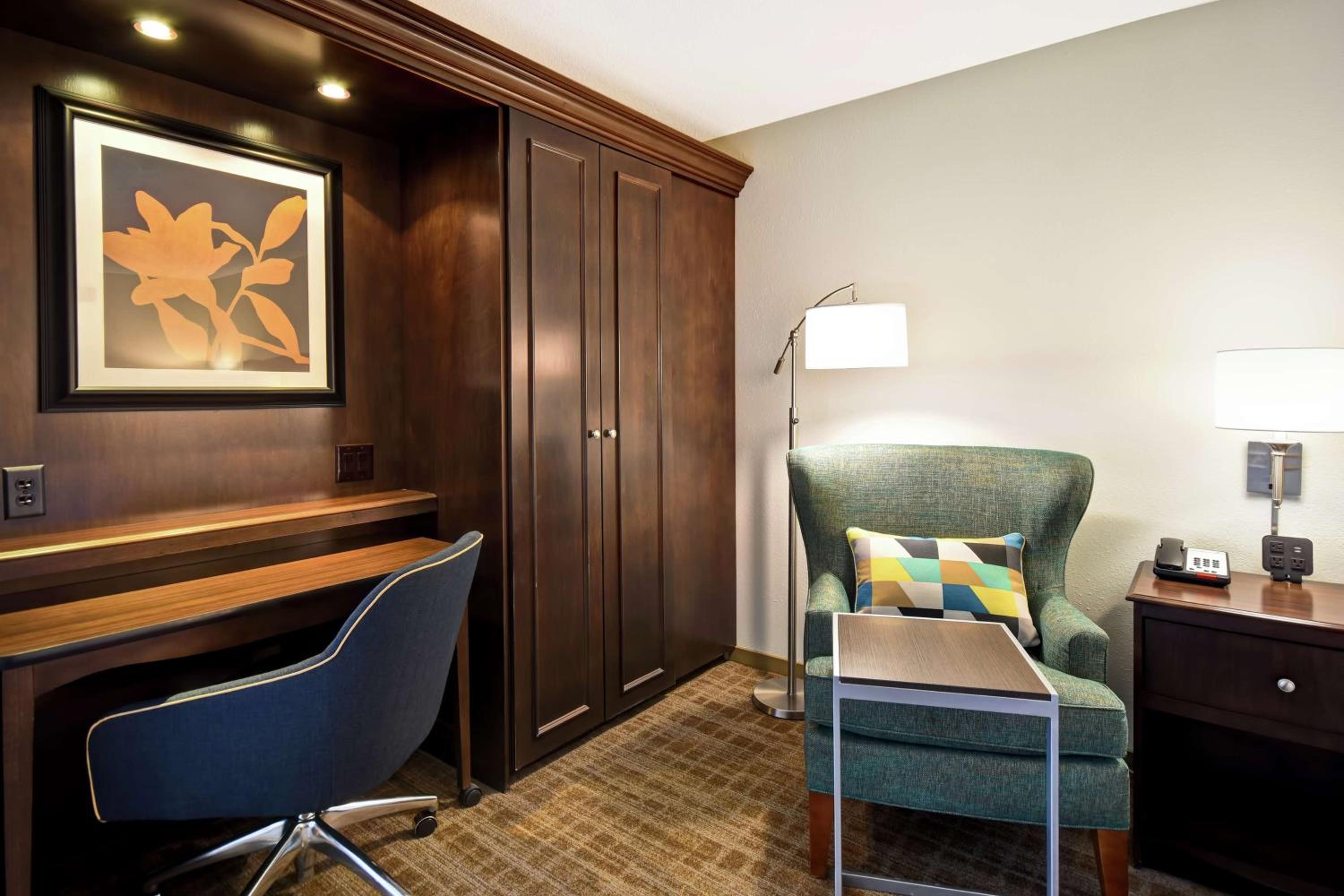 Deluxe King Room - Non-Smoking