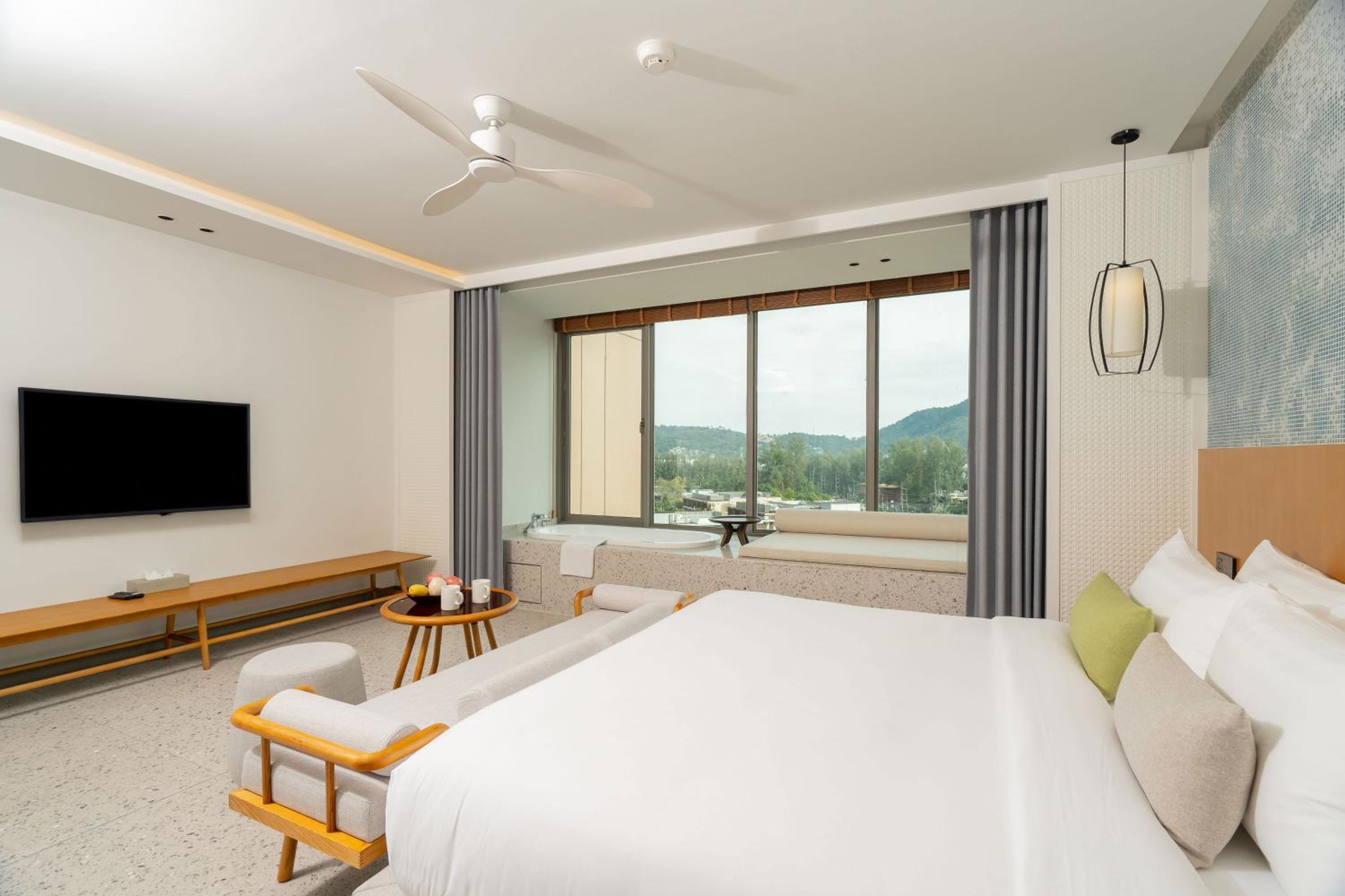 Deluxe King Room with Bathtub