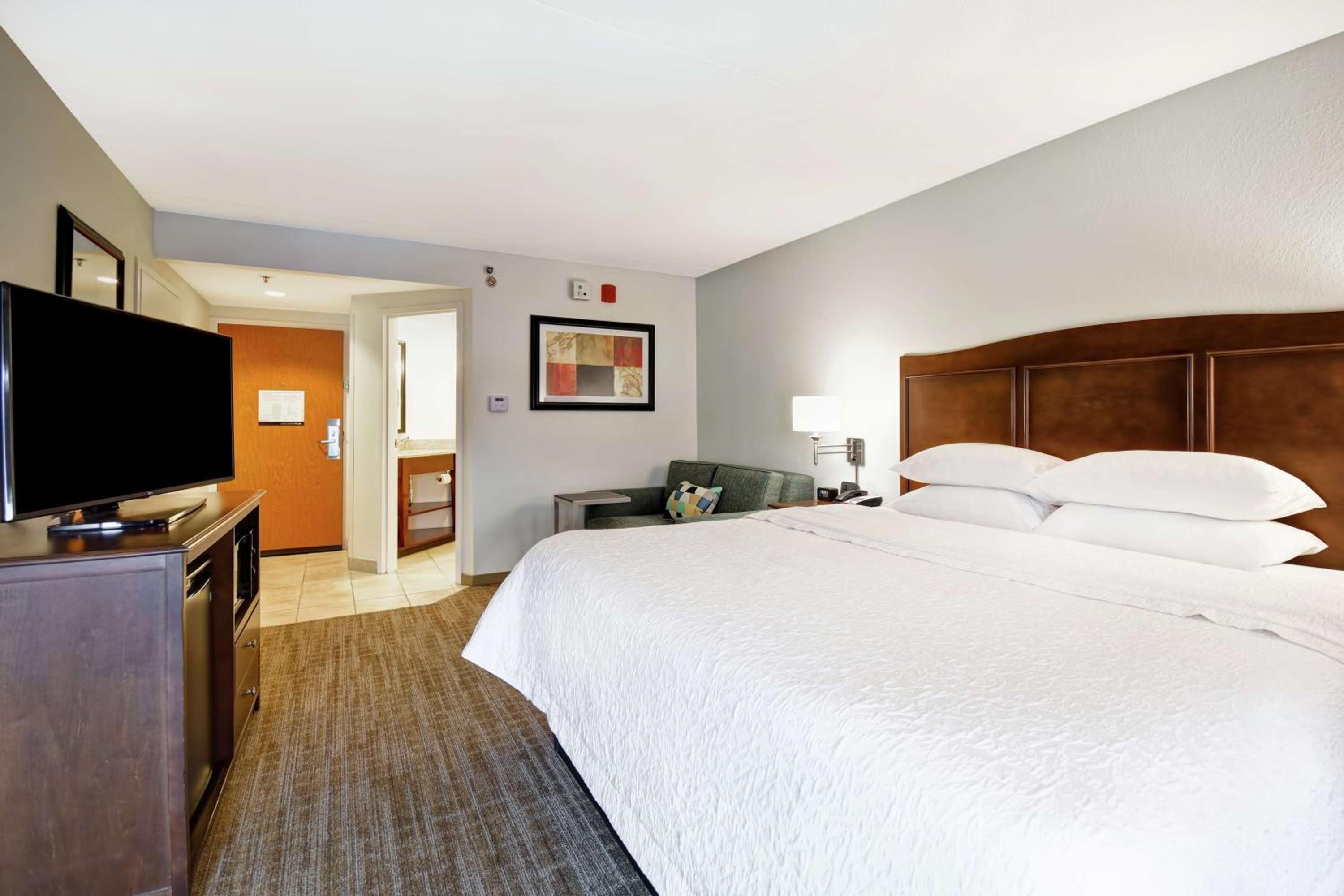 King Room - Mobility Accessible with Bath Tub