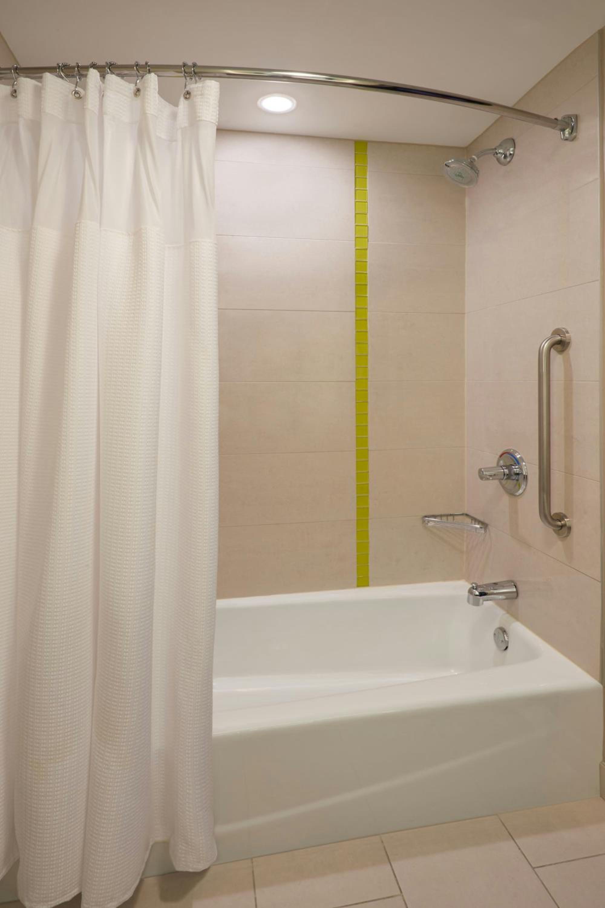 King Suite with Bathtub and Trundle Sofa - Mobility Access/Hearing Accessible