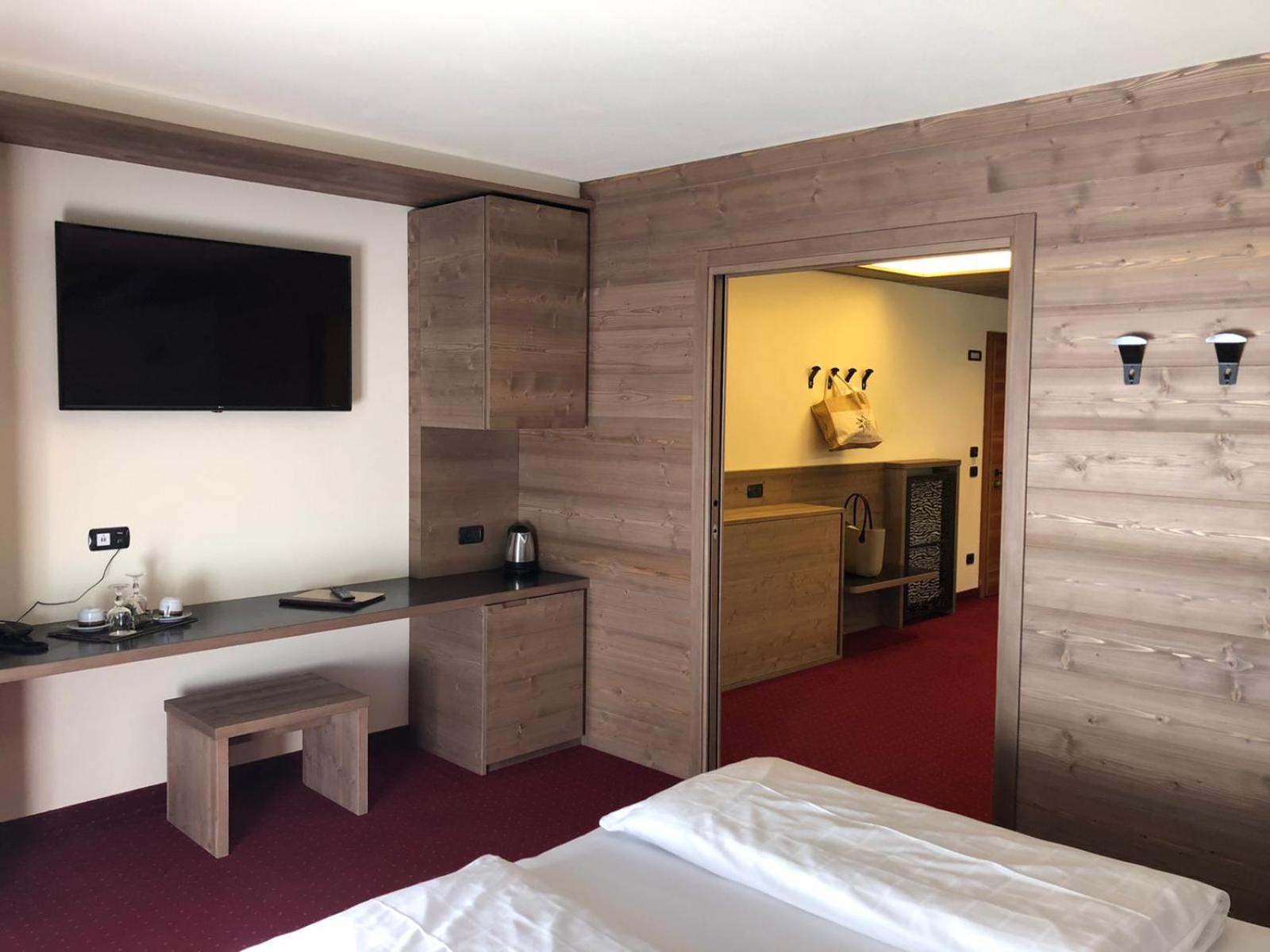 Family Suite (2 Adults + 2 Children)