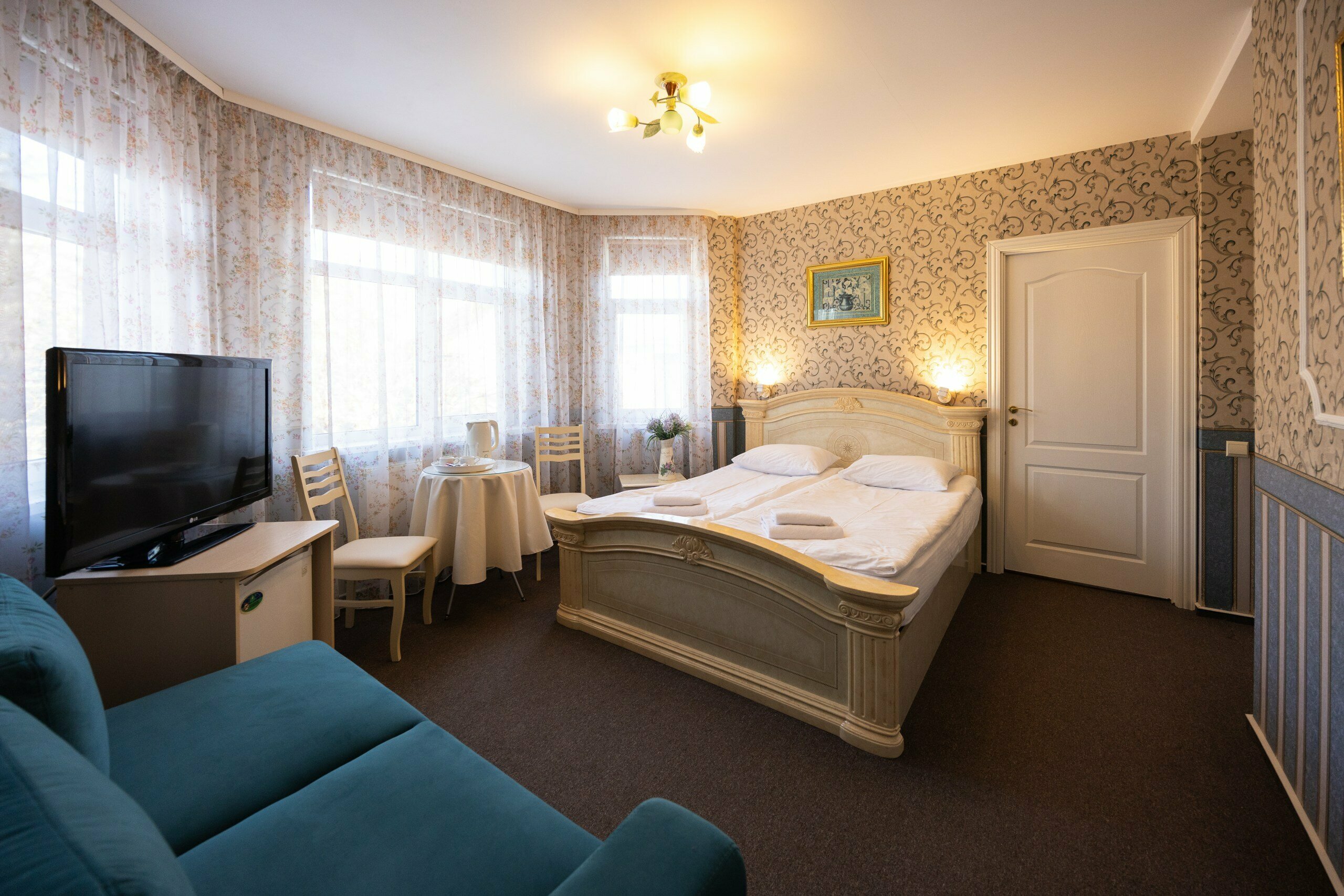 Улучшенное двухместное размещение +доп.место ( большая кровать+диван)