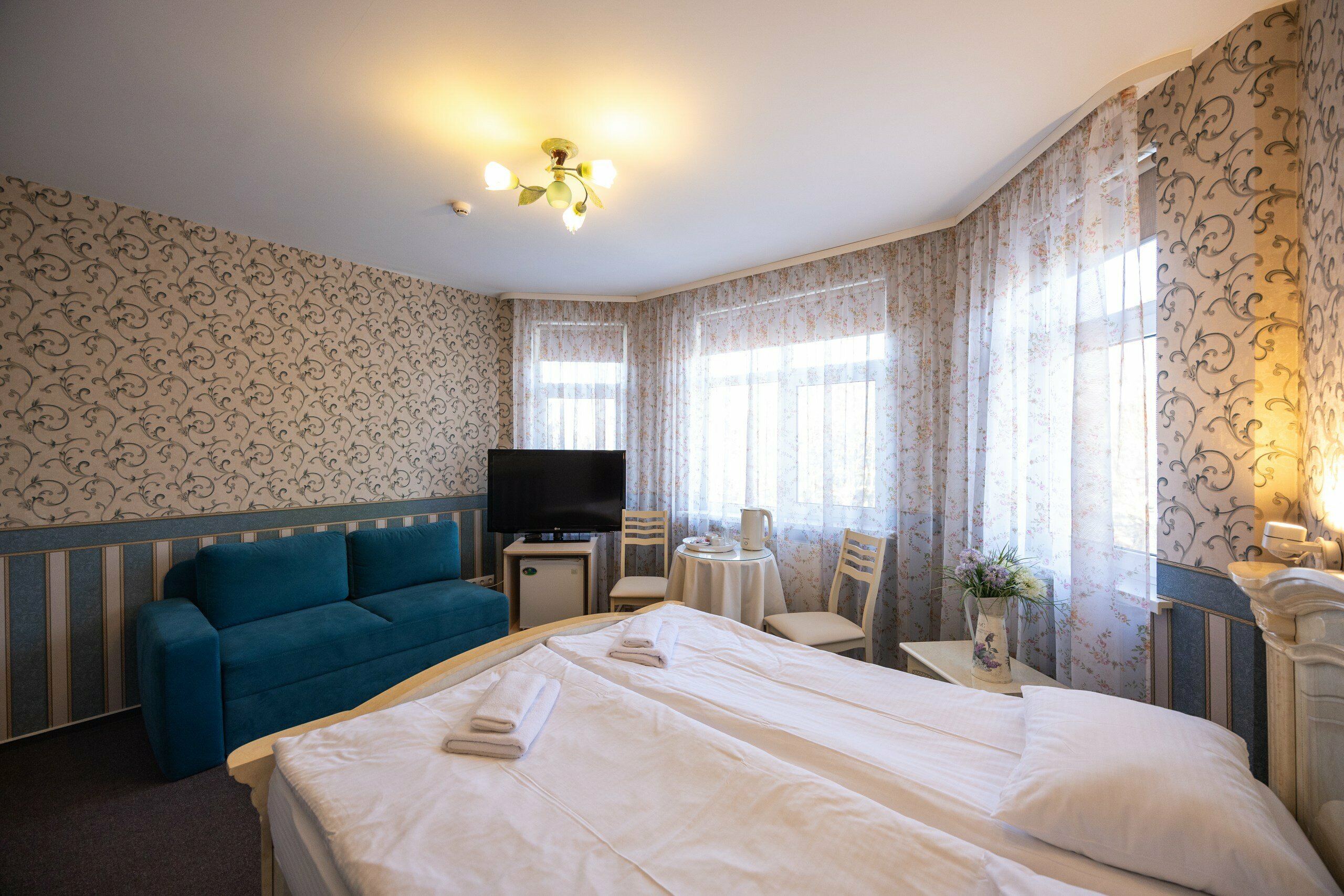 Улучшенное двухместное размещение +доп.место ( большая кровать+диван)