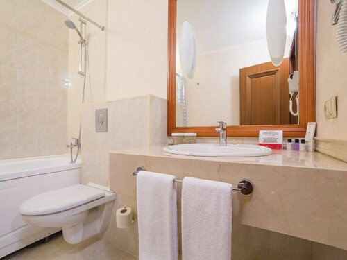 Улучшенный номер с 2 односпальными кроватями и видом на город в Ramada by Wyndham Almaty