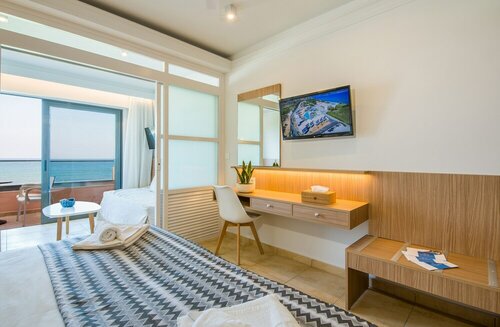 Superior Family Room Sea View в Kiani Beach Resort Family