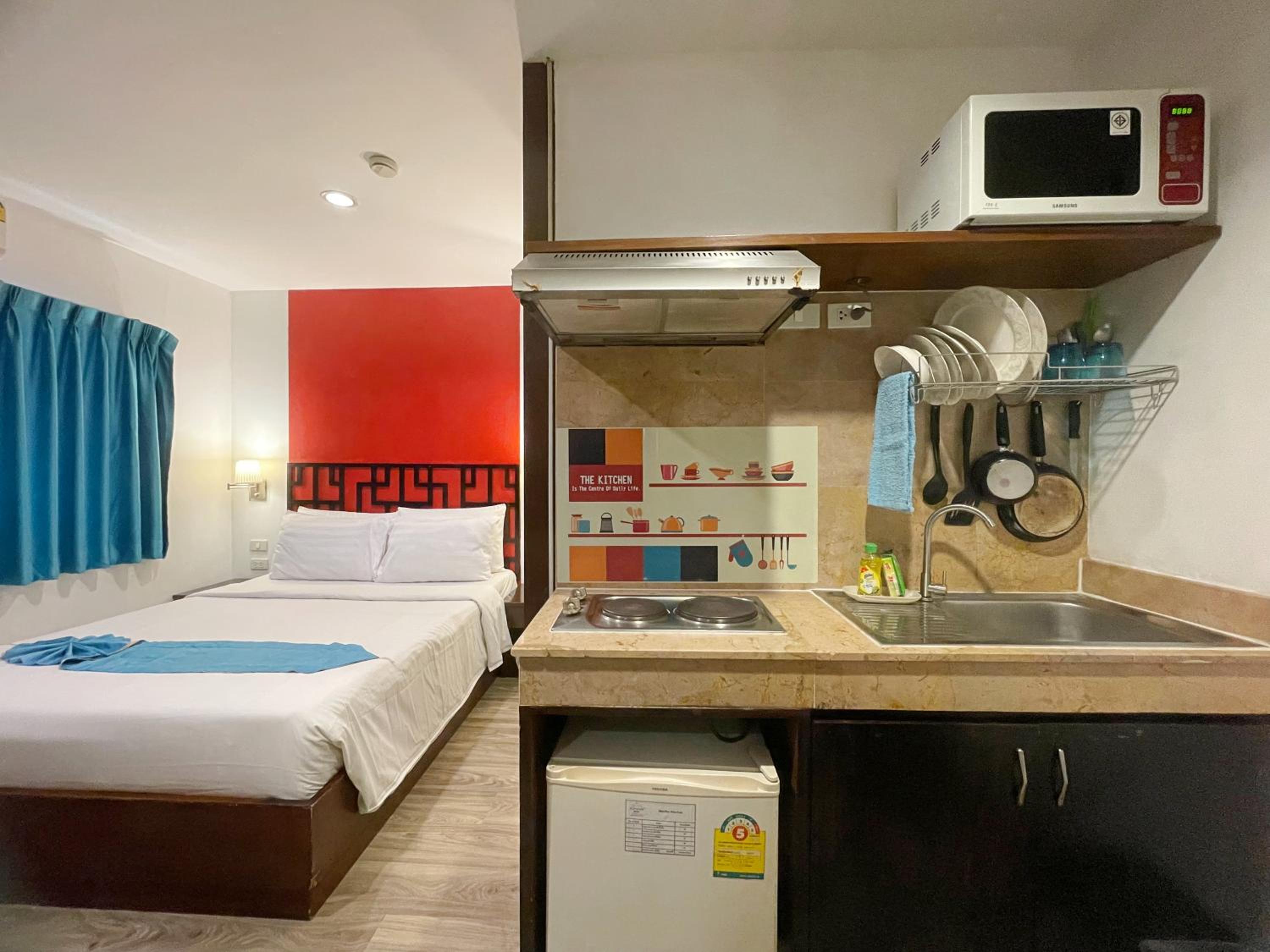 Deluxe Queen with Window