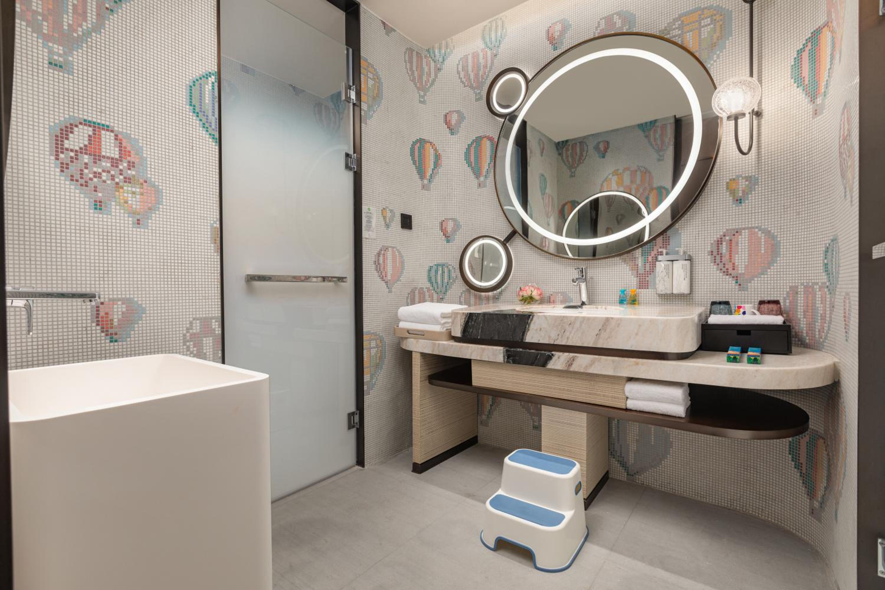 Standard Double Room with One Kid Bed and Lake View - Kids Theme