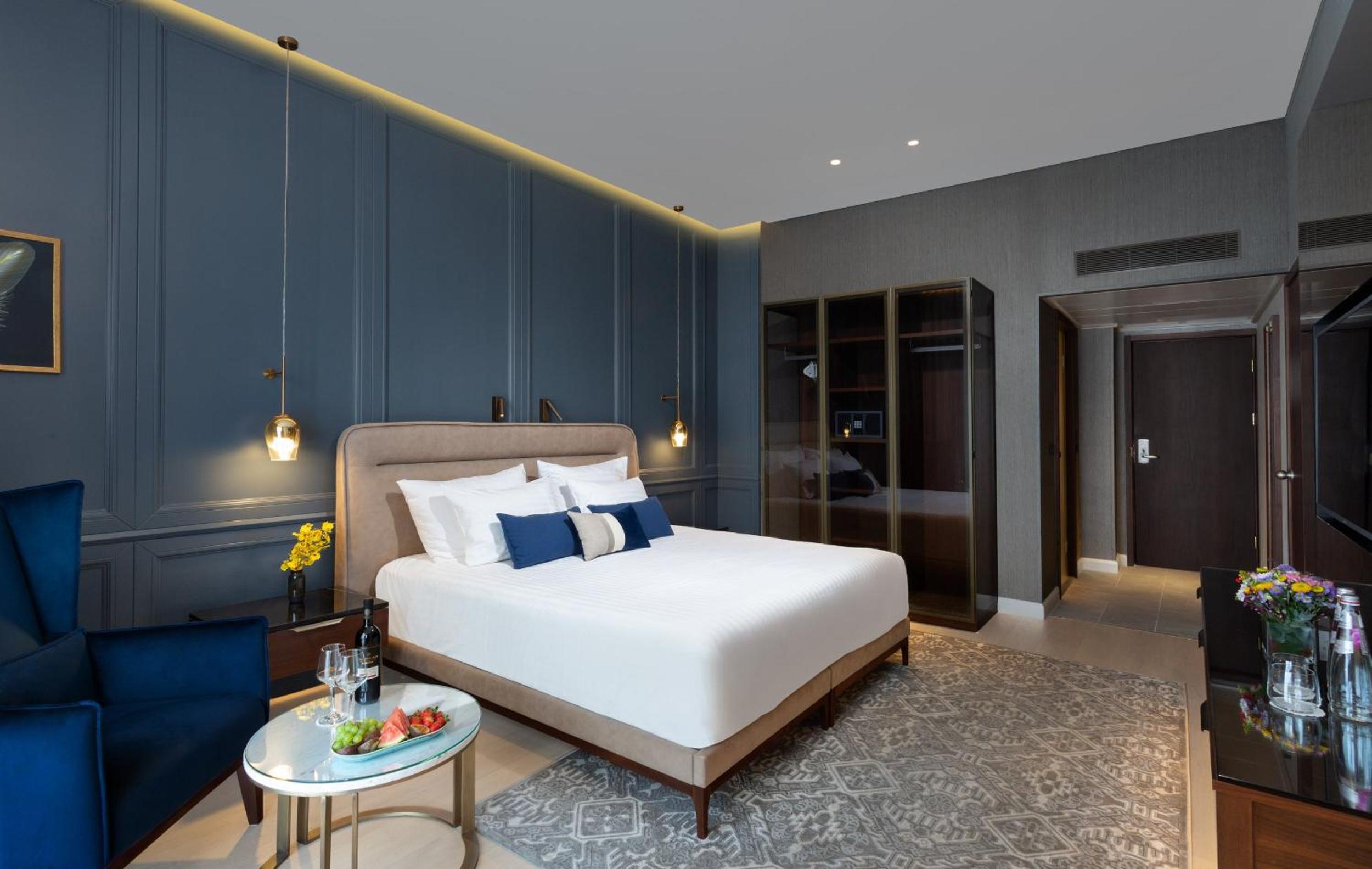 Standard King Room with Lounge Access