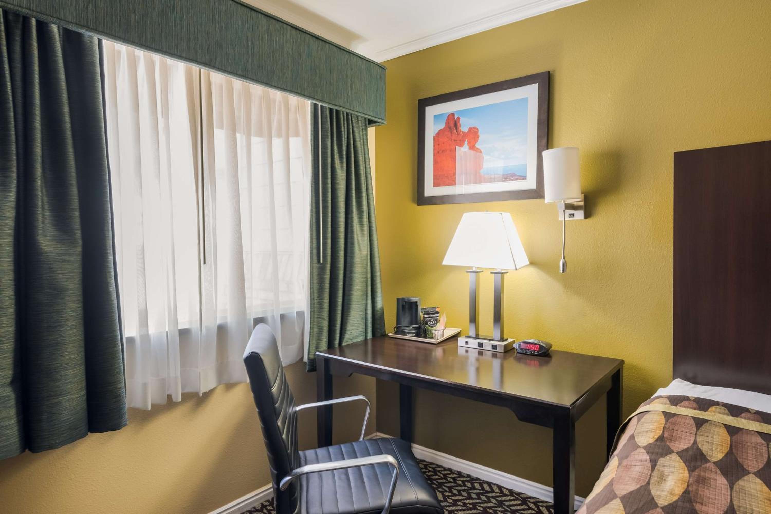 Queen Room - Disability Access/Non-Smoking