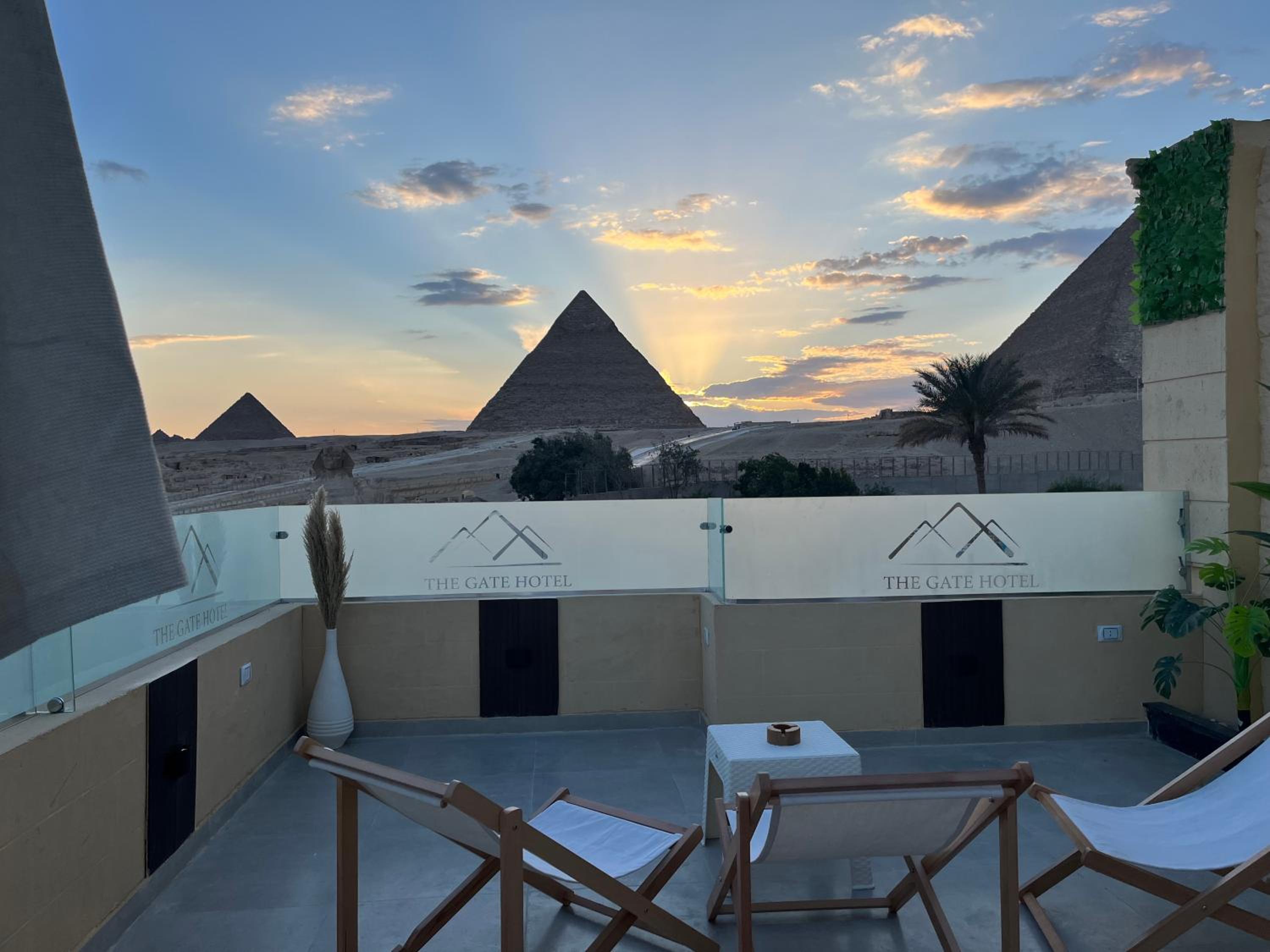 Luxury Studio Suite panoramic Front Pyramids & Sphinx view With Terrace