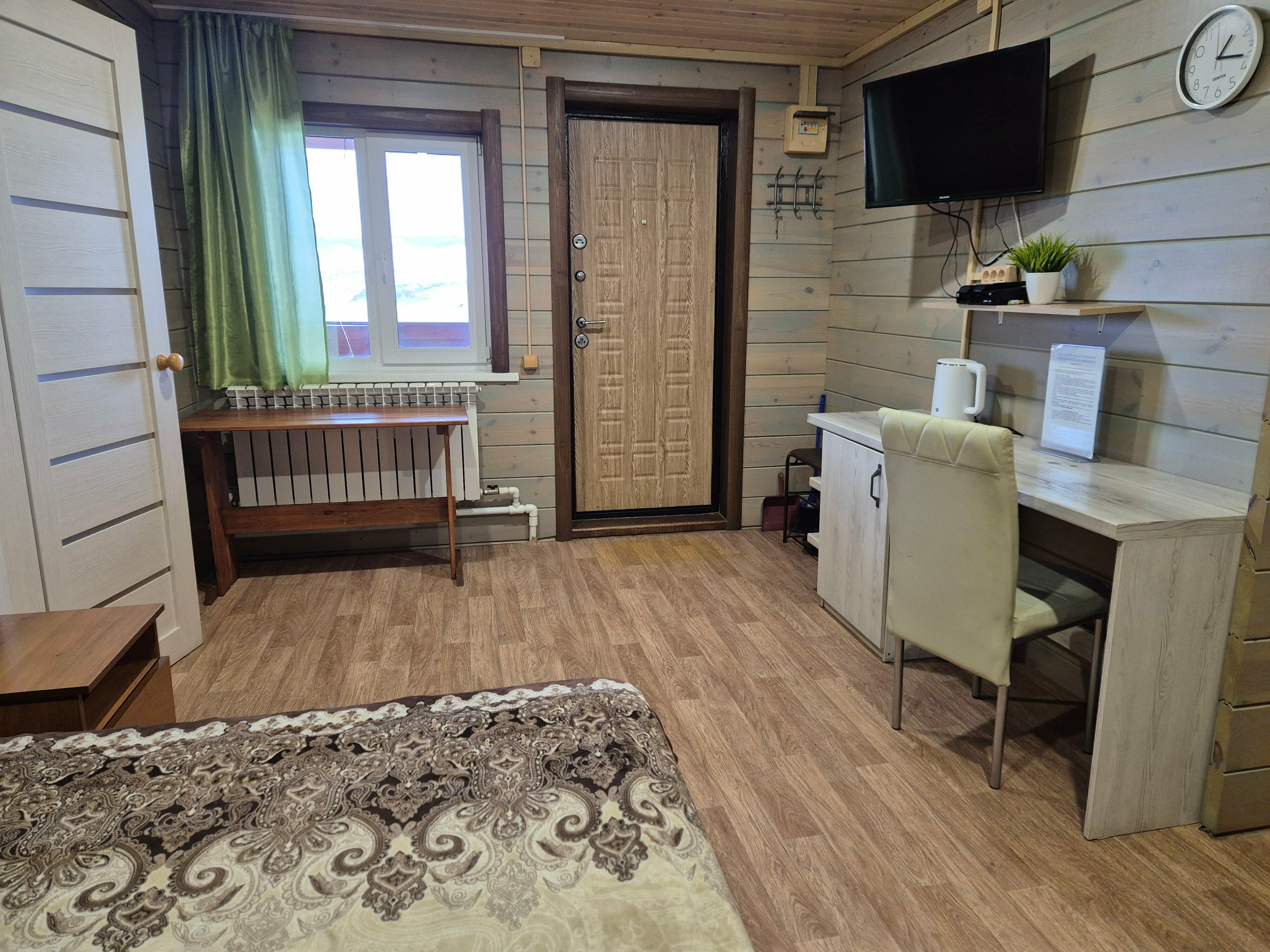 Полулюкс №1 с двумя комнатами и двумя двуспальными кроватями