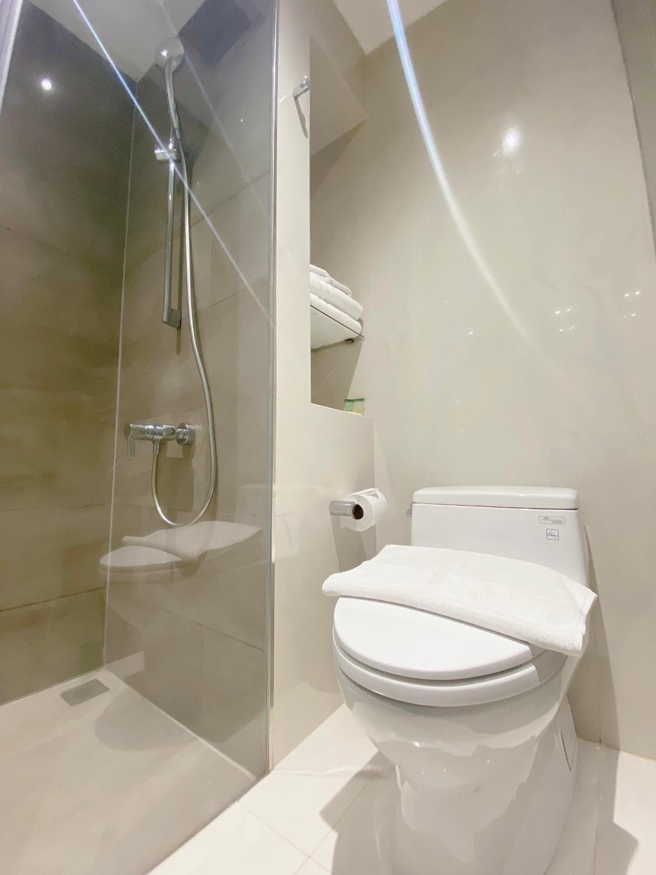 Deluxe Queen Room - No Window