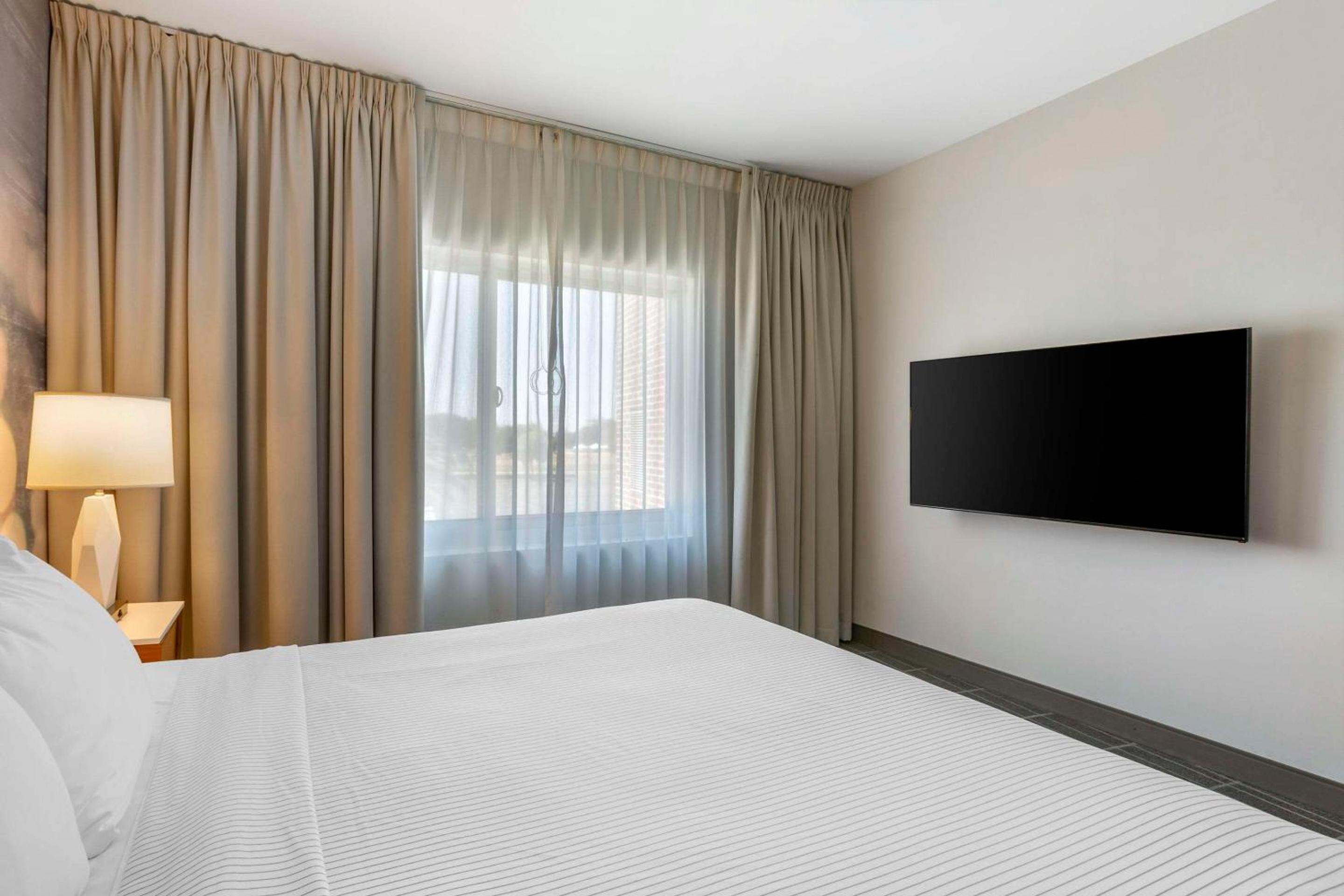 Accessible Suite, 2 Queen Beds, Tub, Non Smoking