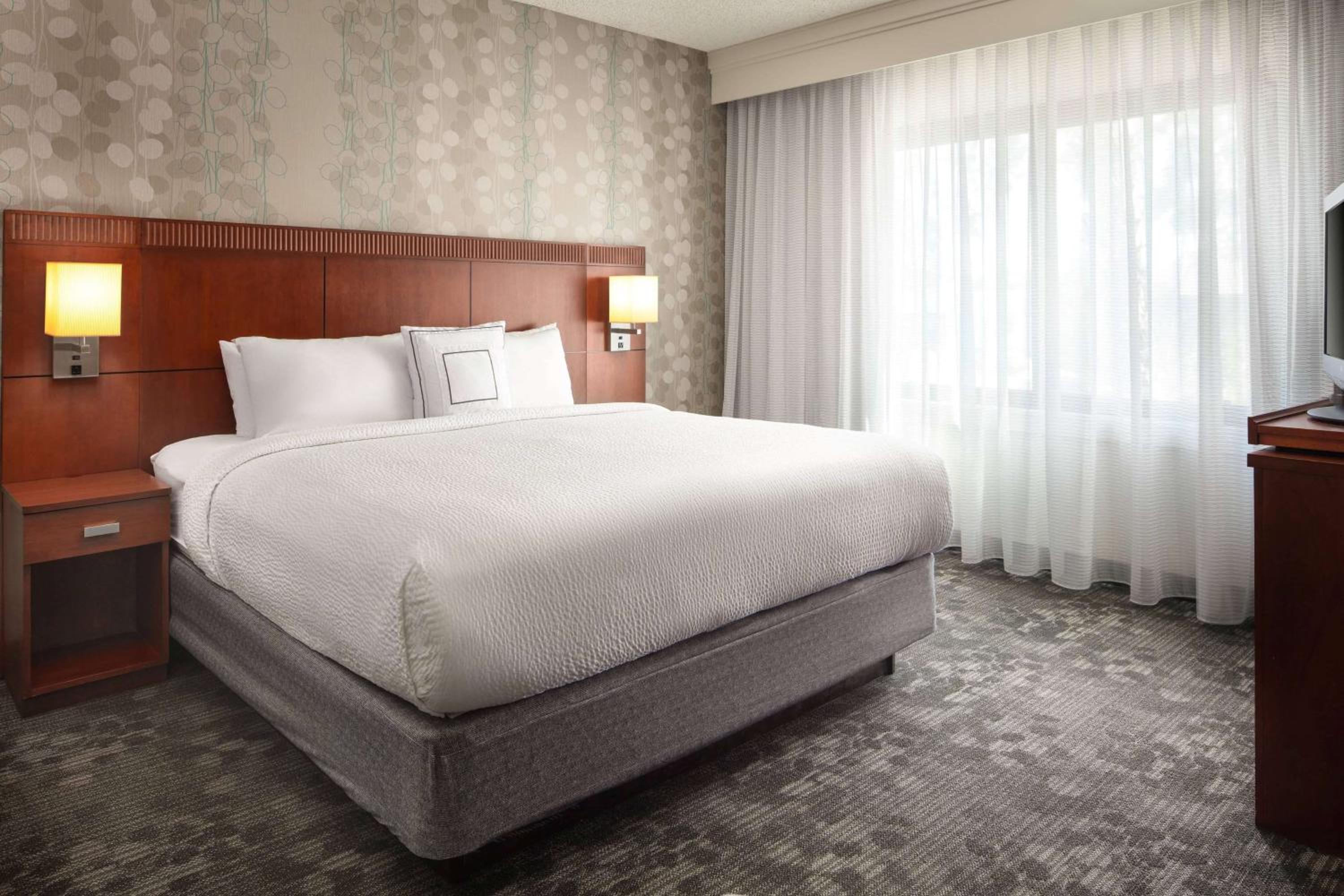 Guestroom King with Bathtub - Mobility Accessible