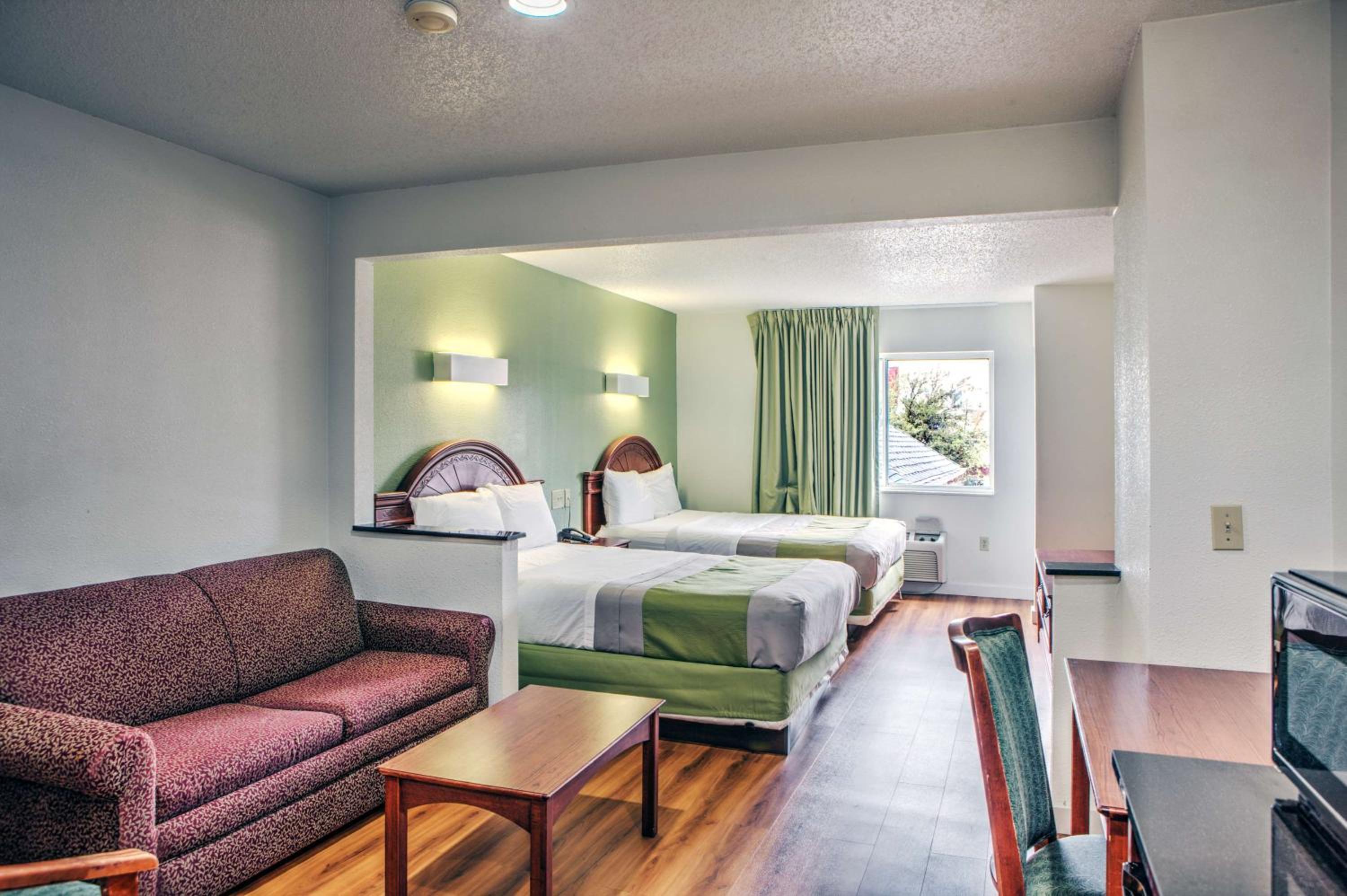 Deluxe King Suite - Non-Smoking